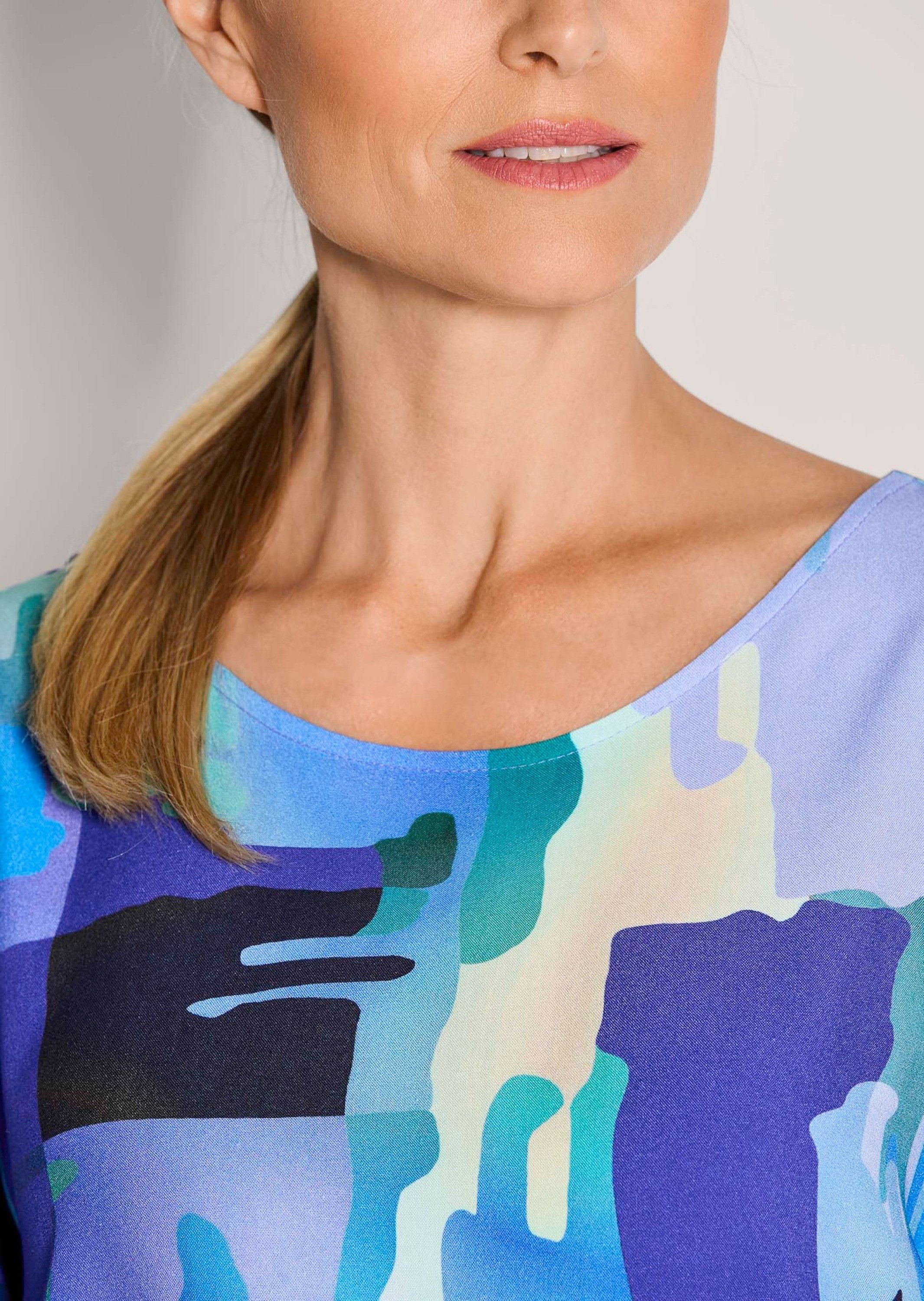 MADELEINE Schlupfbluse Stilvolle Viskosebluse mit Grafik-Print Freizeitbluse mit Rundhals, Gummibündchen und Langarm