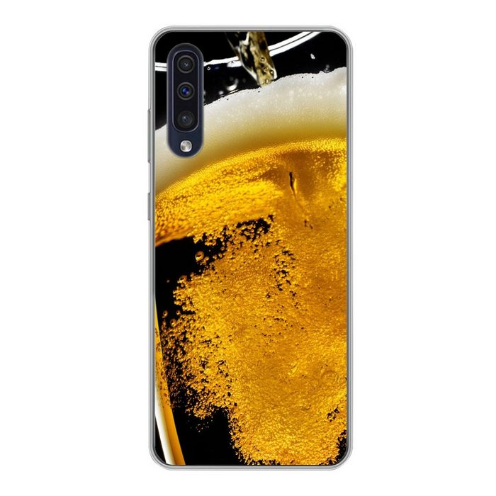 MuchoWow Handyhülle Bier wird in ein Bierglas gegossen Handyhülle Samsung Galaxy A30s Smartphone-Bumper Print Handy