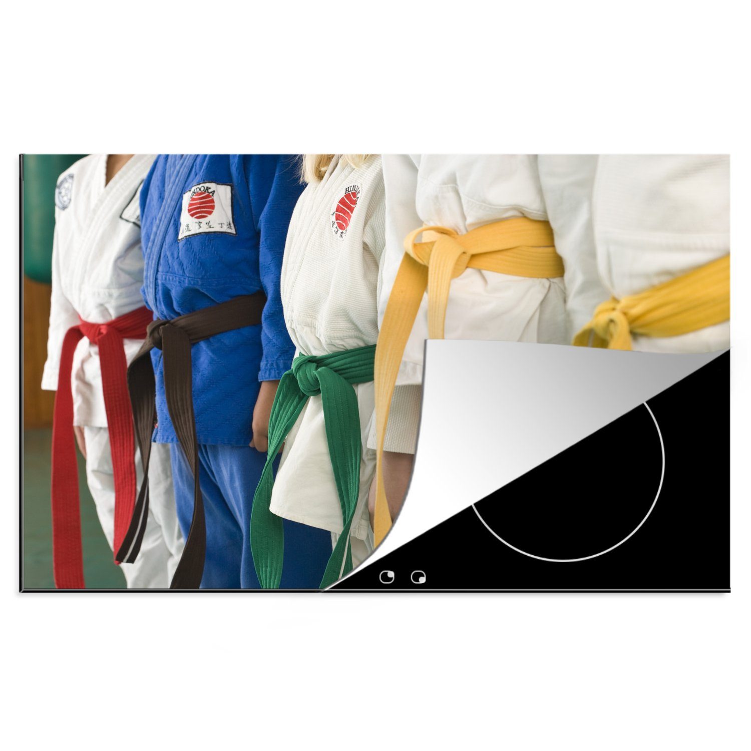 Schutz die (1 Judokas mit Herdblende-/Abdeckplatte für Mehrere 81x52 stehen MuchoWow Gürteln Induktionskochfeld Vinyl, verschiedenfarbigen Ceranfeldabdeckung nebeneinander, küche, cm, tlg),