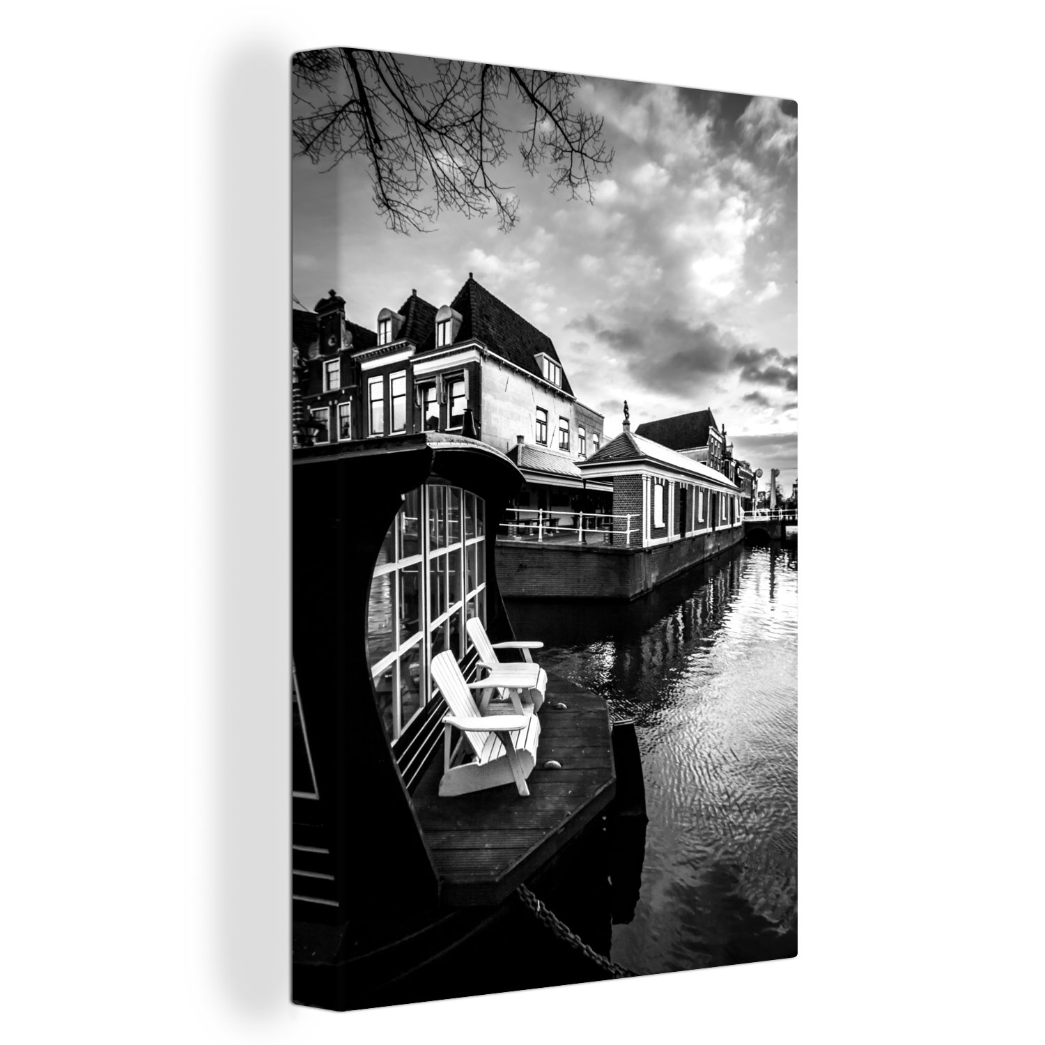 OneMillionCanvasses® Leinwandbild Weiße Stühle für die Gracht in Alkmaar - schwarz und weiß, (1 St), Leinwandbild fertig bespannt inkl. Zackenaufhänger, Gemälde, 20x30 cm