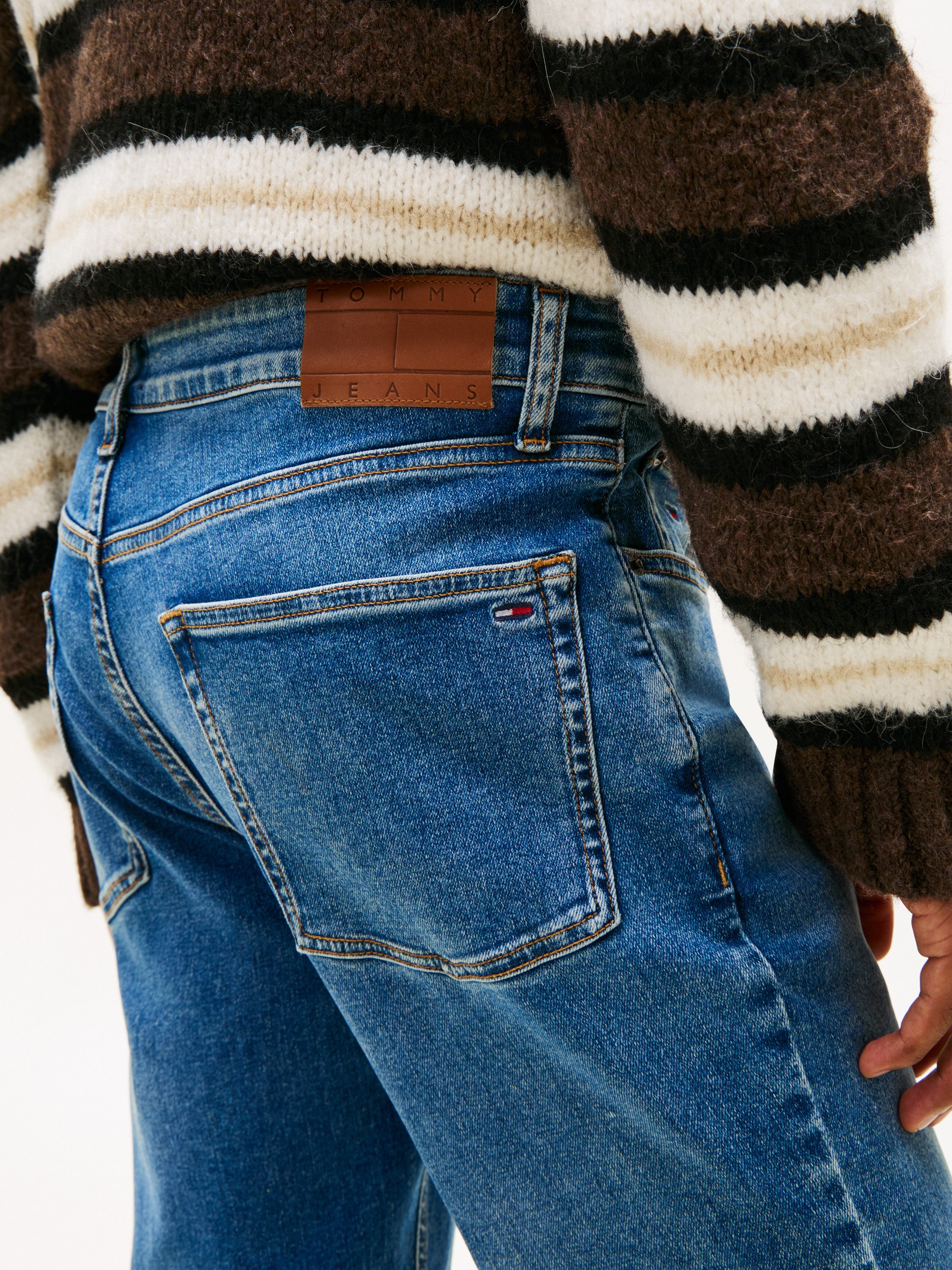 Tommy Jeans Gerade Jeans Scanton Slim Mit Markenlabel aus Leder hinten – Bild 2 von 5
