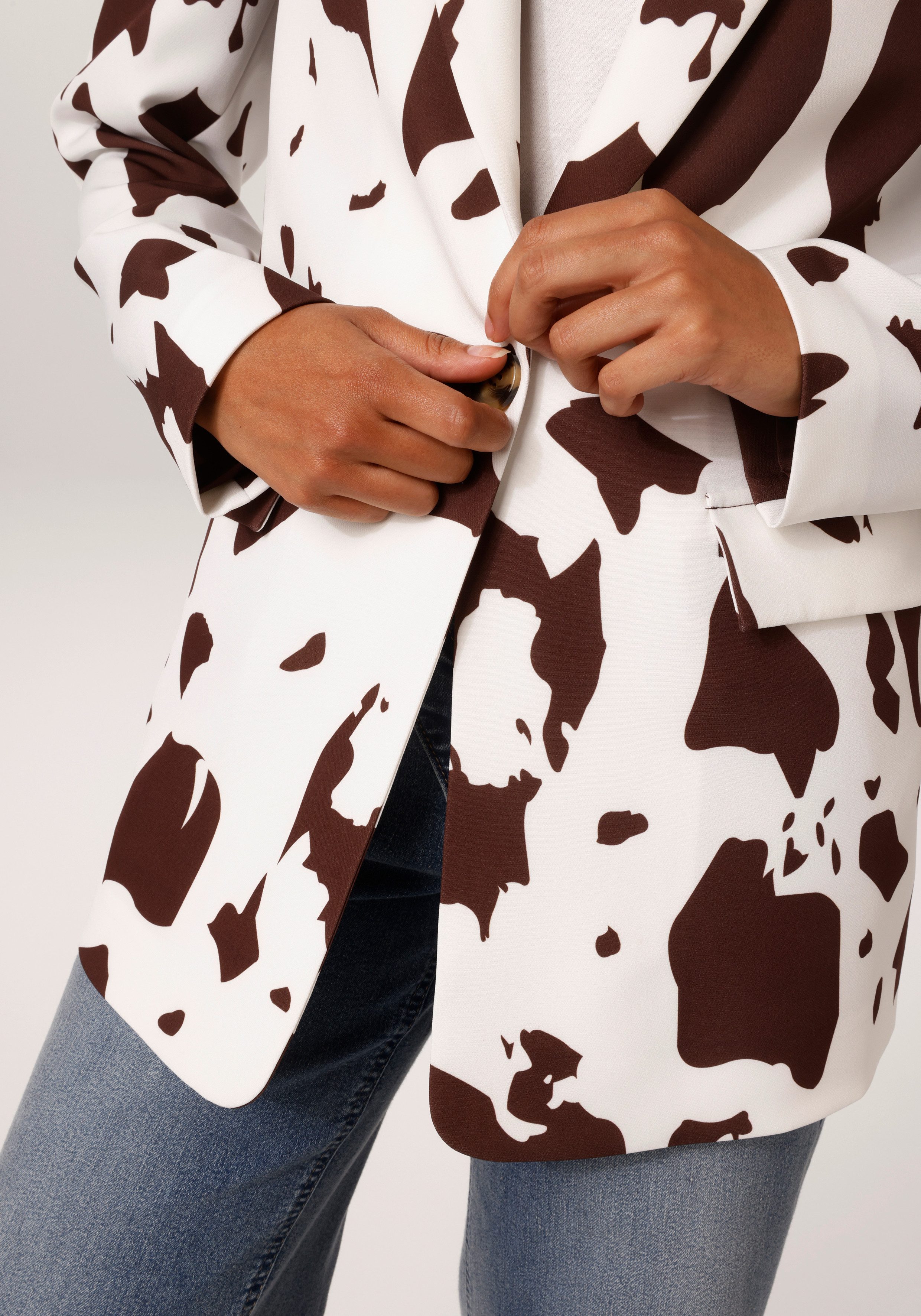 Aniston CASUAL Longblazer mit topaktuellen Kuh-Flecken -jedes Teil ein Unikat – Bild 3 von 5
