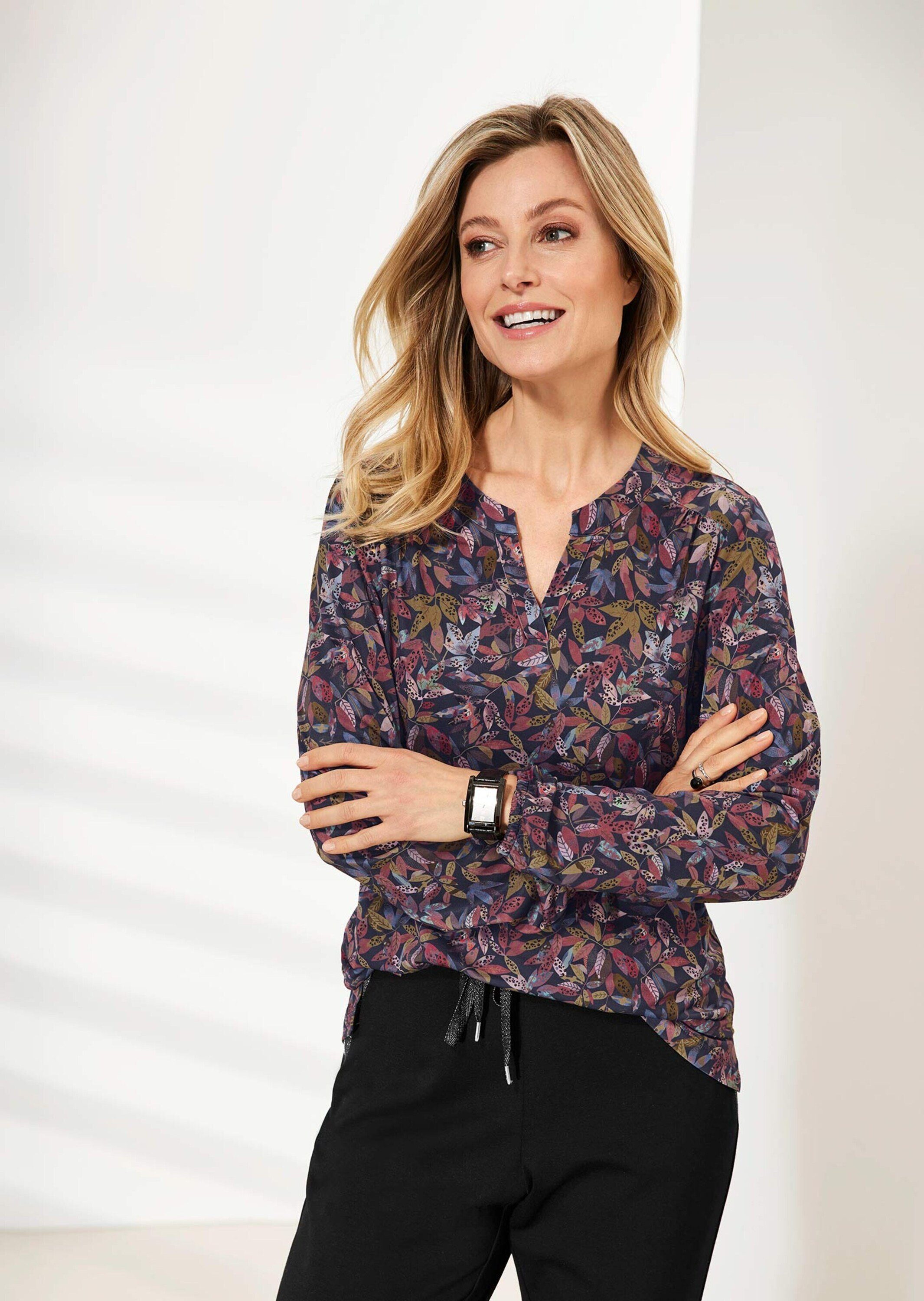 GOLDNER Kurzarmbluse Kurzgröße: Elegantes Blusenshirt mit V-Ausschnitt Schlupfbluse mit Allover-Print, Kräuselung und Langarm