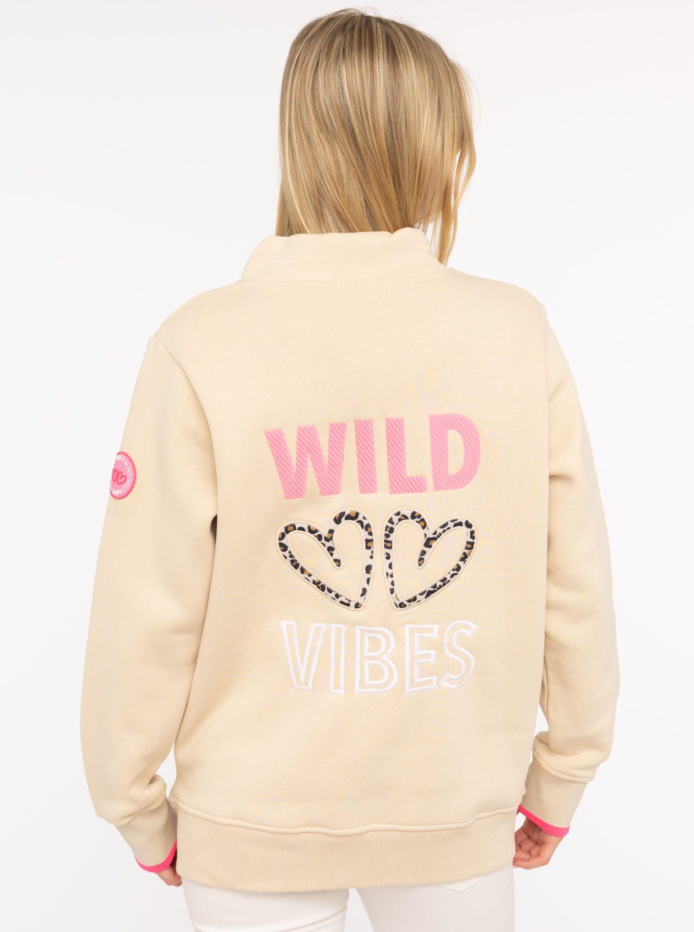 Zwillingsherz Troyer "Wild Vibes" mit Stehkragen, Leodetails und großer WILD VIBES Applikation am Rücken