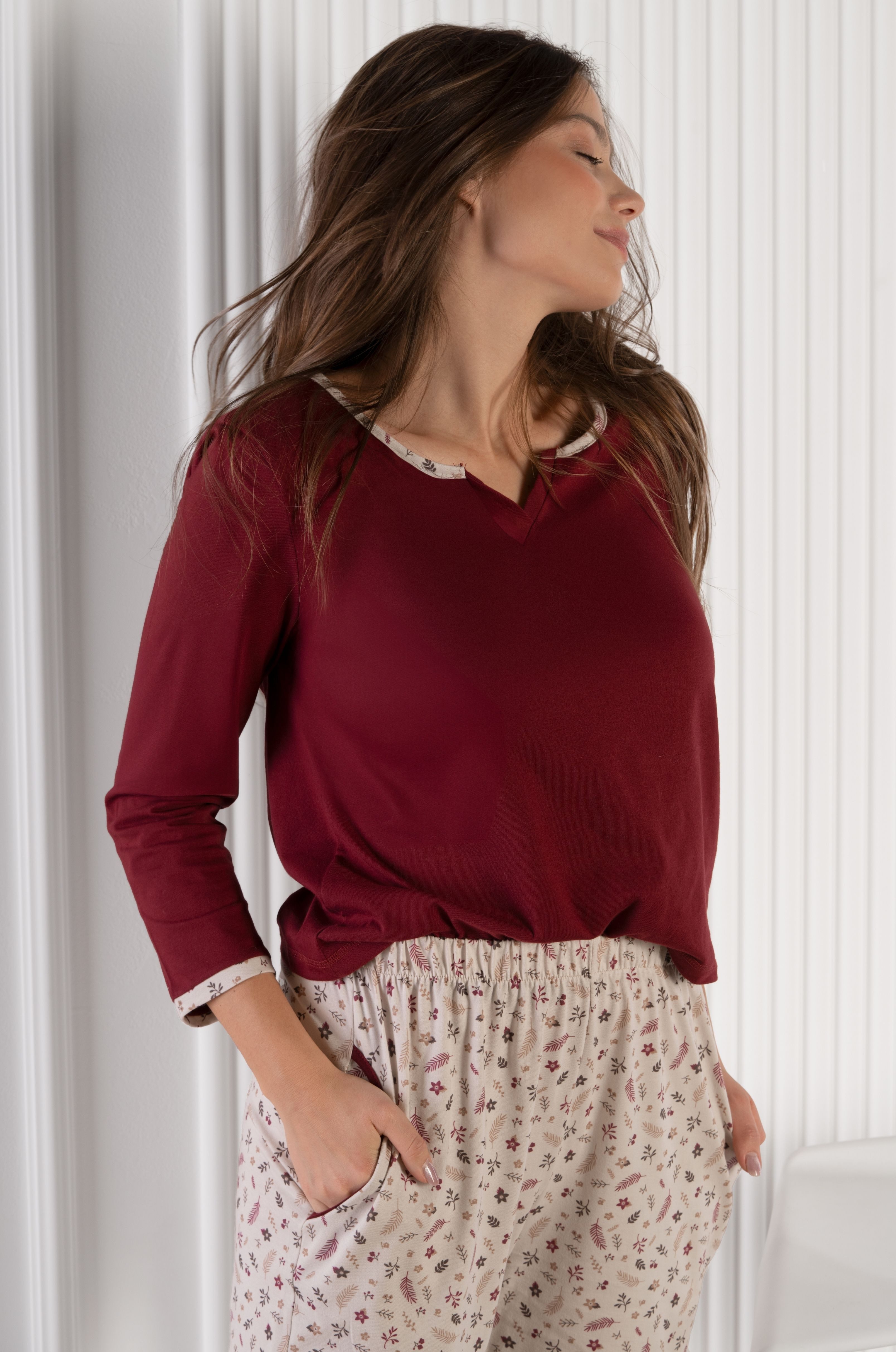 Mademoiselle Sommeil Capri-Pyjama Damen Schlafanzug mit Bordeaux Oberteil & floraler Hose 100% Baumwolle, Taschen, 7/8-Bein