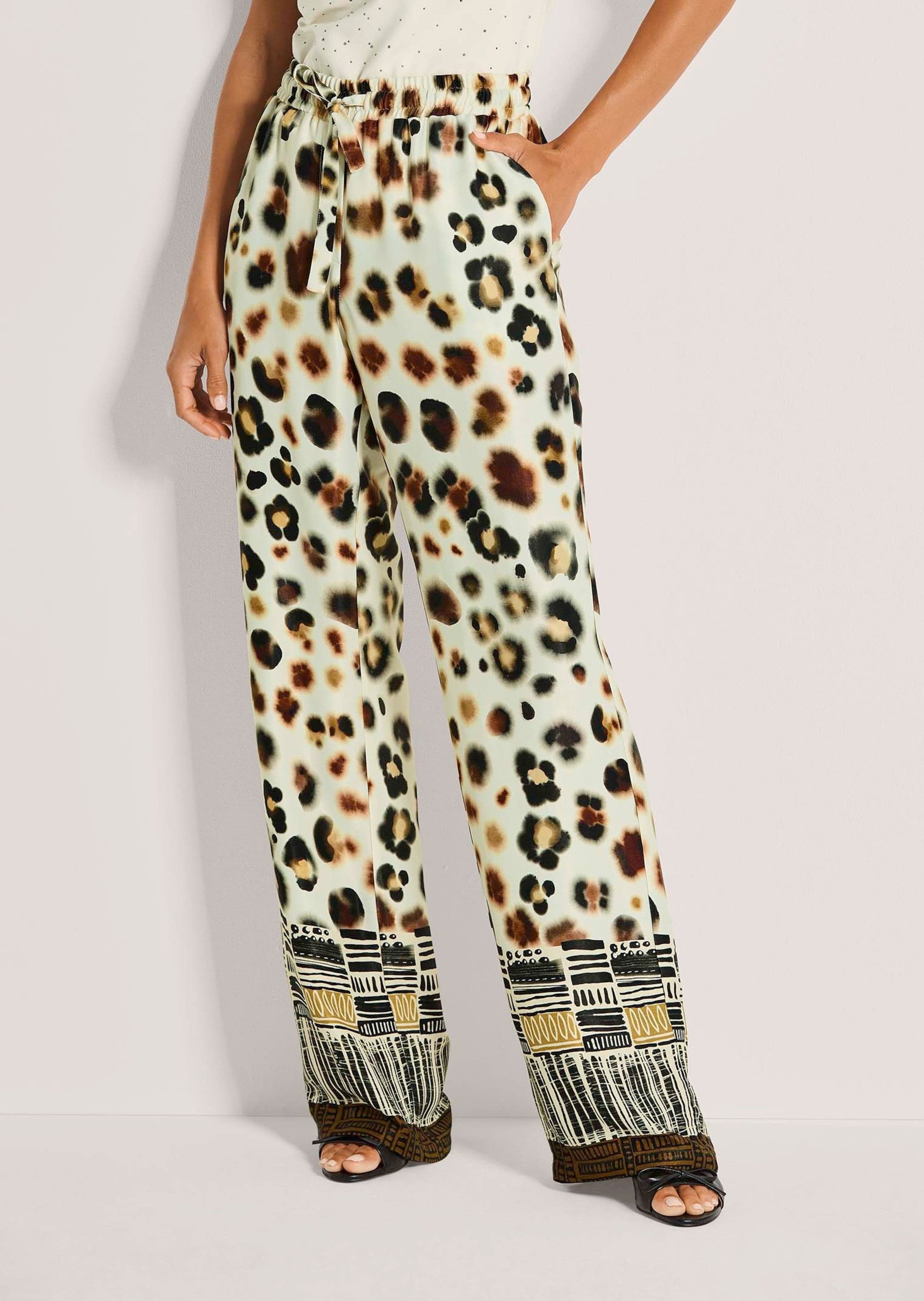 MADELEINE Stoffhose Druckhose mit Animalprint Sommerhose mit Schlupfbund, Nahttaschen und Knöchellänge