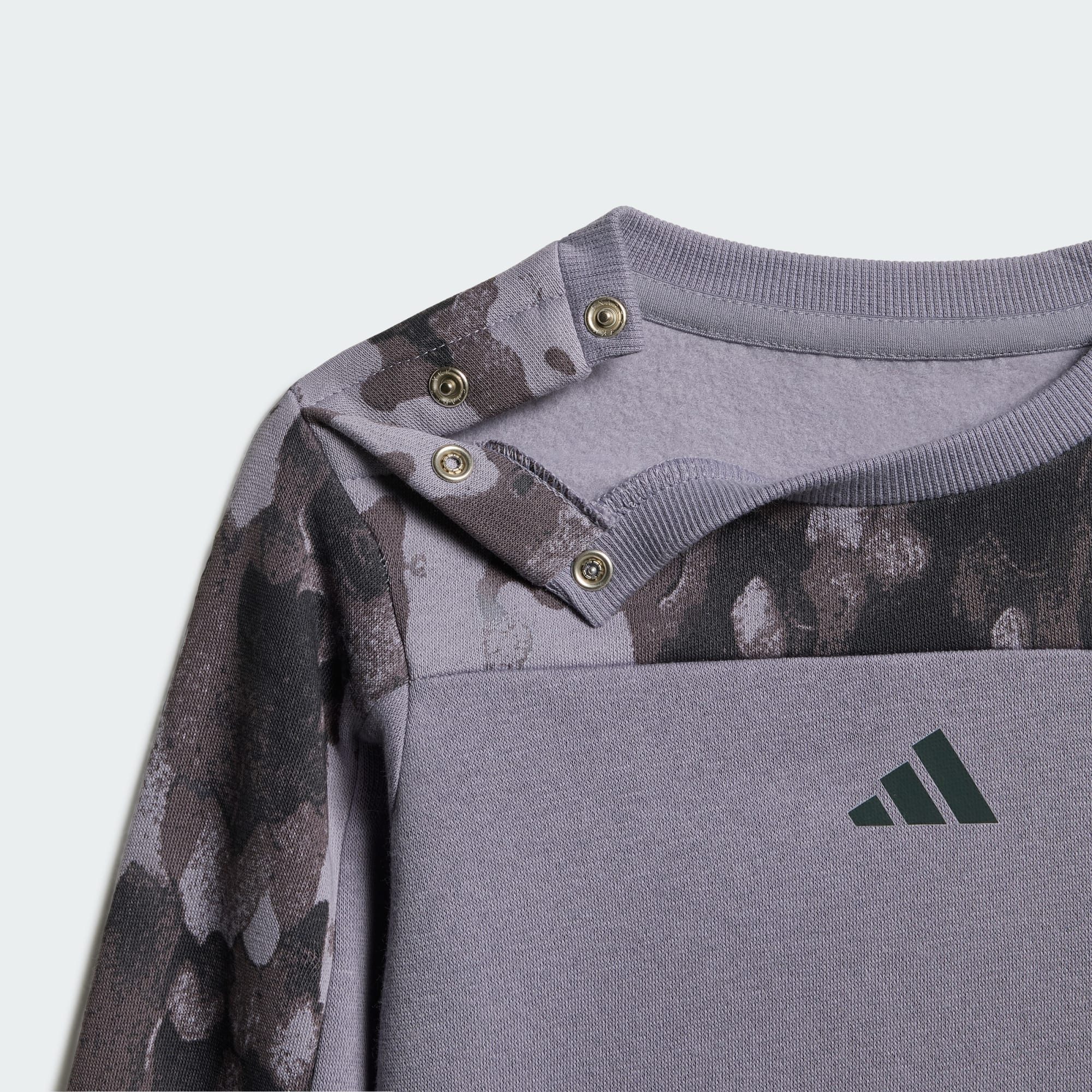 adidas Sportswear Trainingsanzug SEASONAL ESSENTIALS CAMO KIDS JOGGINGANZUG, FLEECE (1-tlg) – Bild 2 von 5