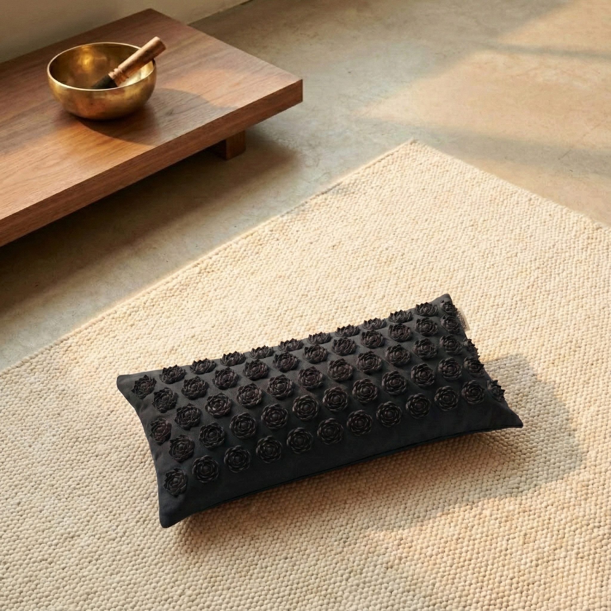 Yogistar Akupressurmatte Akupressurkissen akupress relax lotus - Baumwolle (Standard, 1-St., Standard), Nackenkissen mit 1.450 Akupressurnadeln, Lotus-Design, Bio-Baumwolle