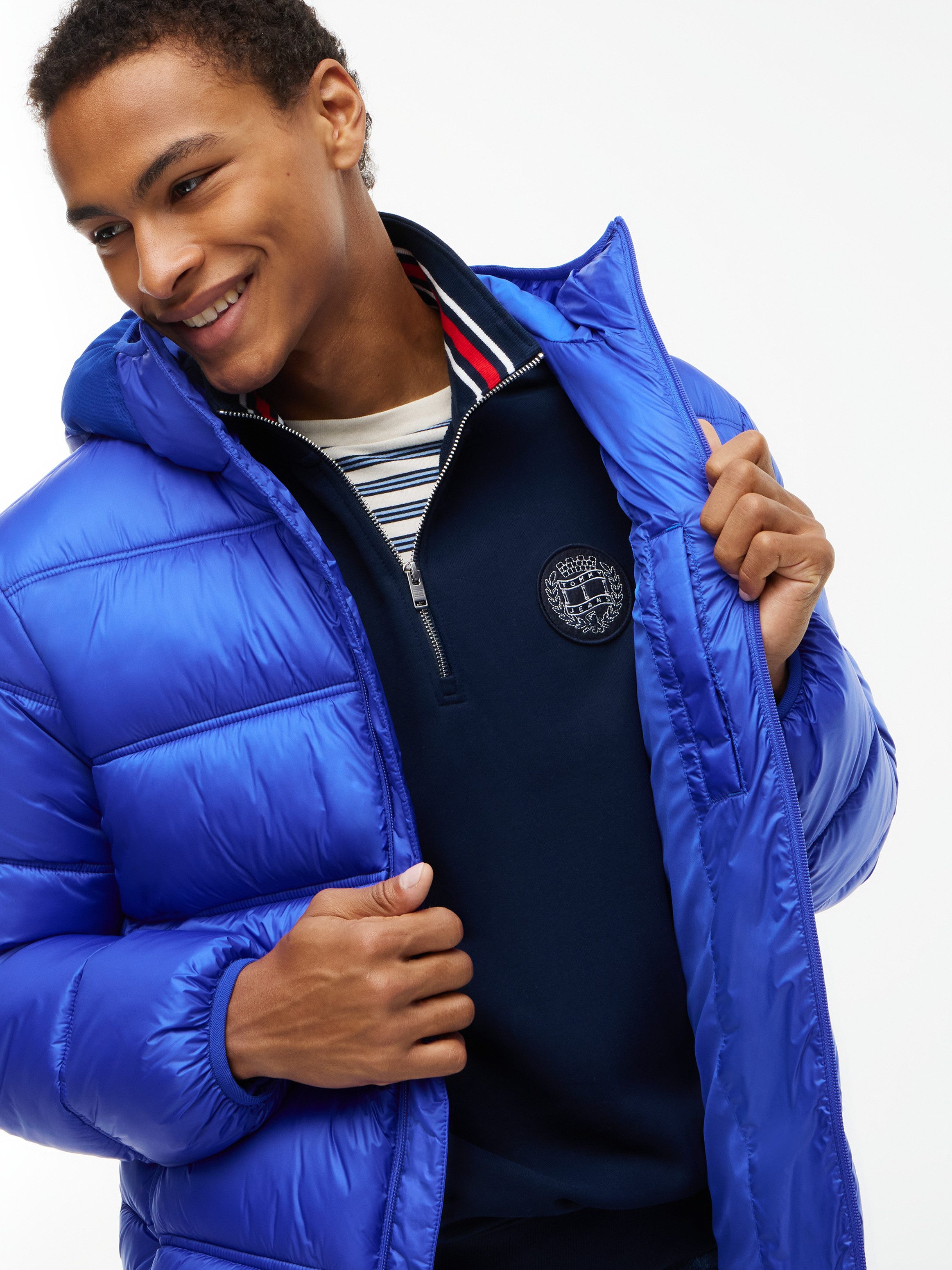 Tommy Jeans Steppjacke HOODED LOGO PUFFER Winterjacke Steppjacke W Regular fit mit Rundhalsausschnitt – Bild 3 von 5