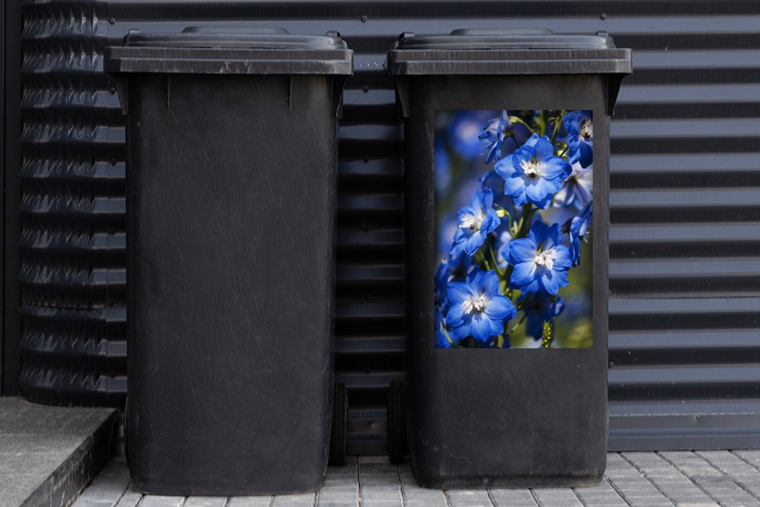 in Mülleimer-aufkleber, Rittersporn Abfalbehälter St), Wandsticker im Blüte Blauer MuchoWow Sticker, (1 Sommer Mülltonne, Container,