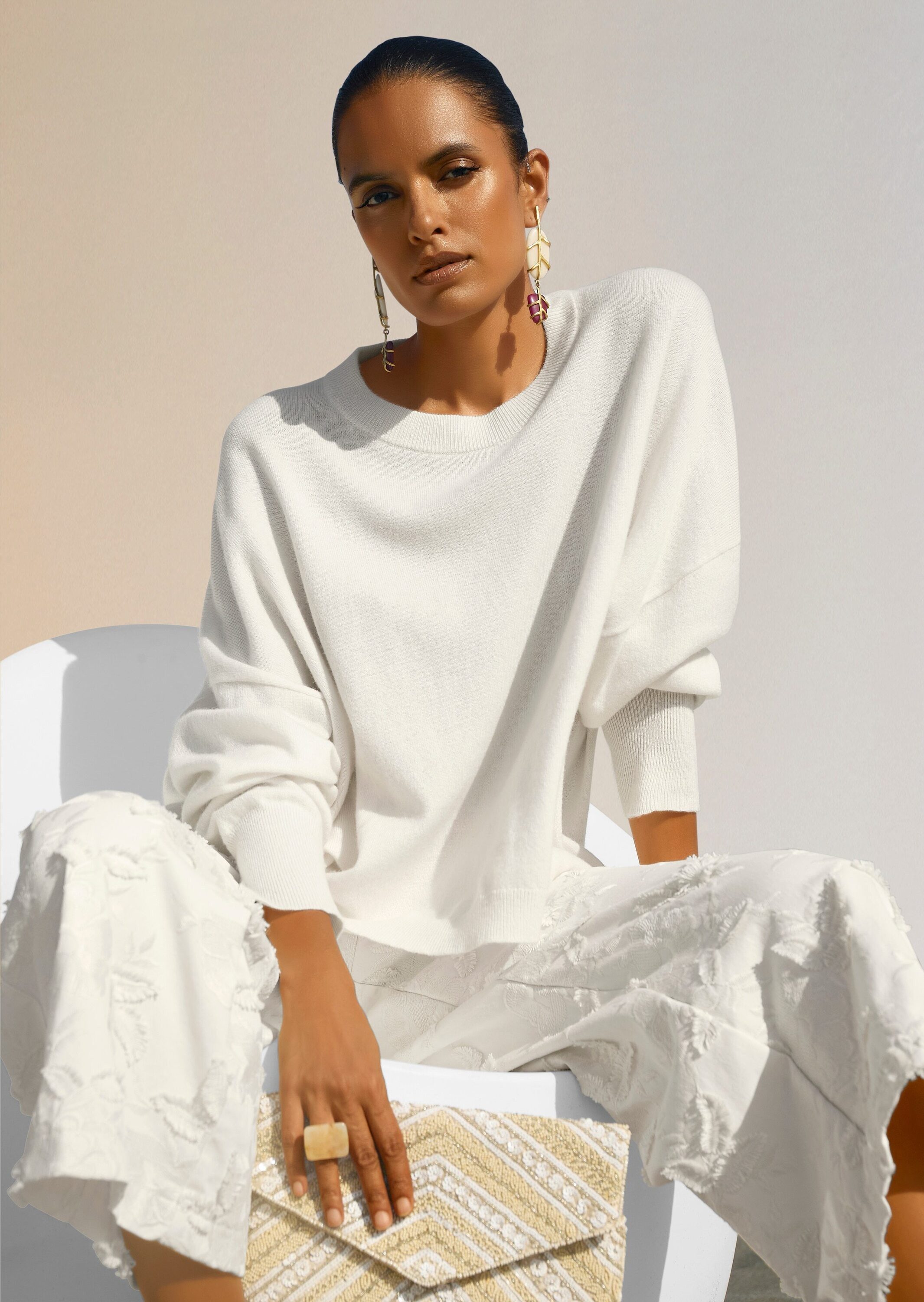 MADELEINE Strickpullover Kaschmir Pullover mit Rundhalsausschnitt Oversized-Design mit edlen Biesen-Akzenten, bequem, lange Ärmel