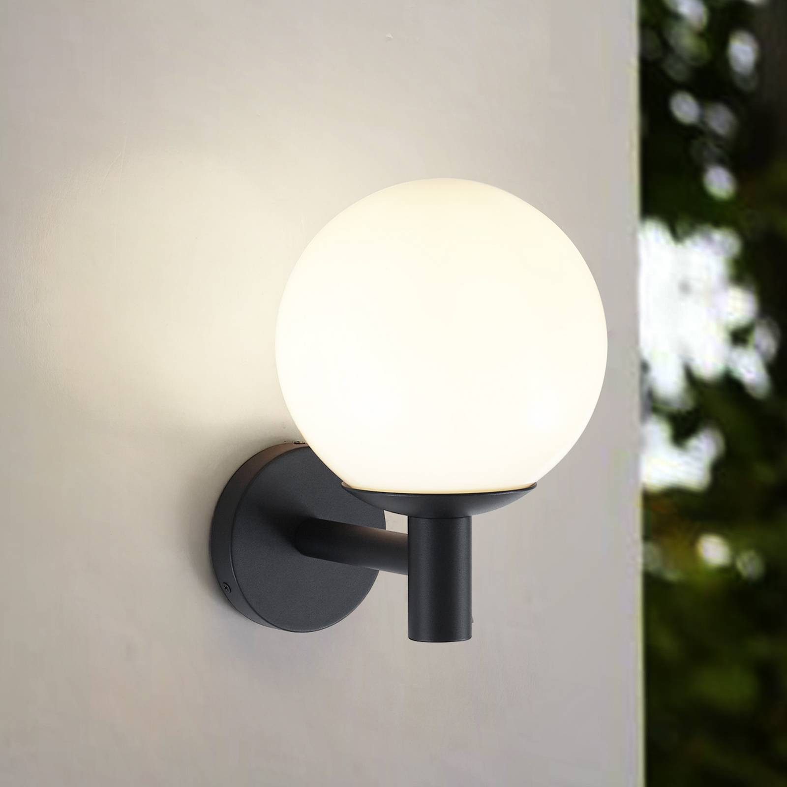 Lindby Außen-Wandleuchte Dangan, Glas Weiß IP44, 1 x 15 W LED