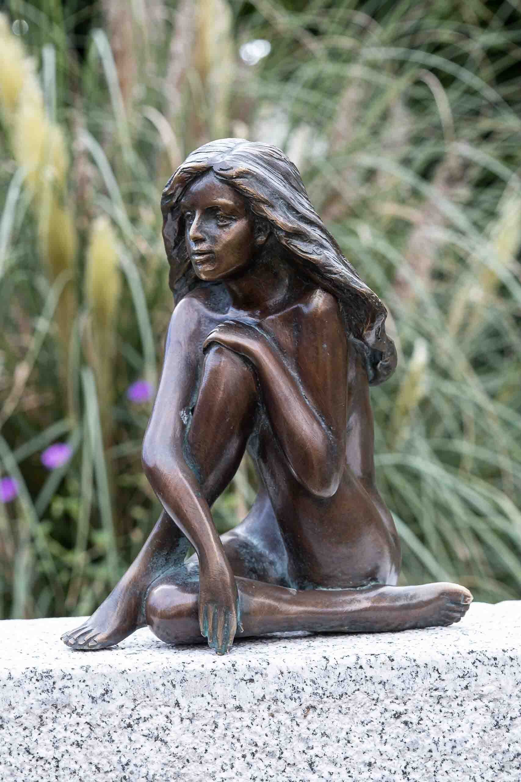Bronze-Skulptur patiniert. und Rottenecker IDYL Gartenfigur werden witterungsbeständig IDYL – sehr Wachsausschmelzverfahren von robust in Frost, gegossen Regen Bronze – gegen Die – Hand Langlebig in Bronze UV-Strahlung. Modelle Demi, und