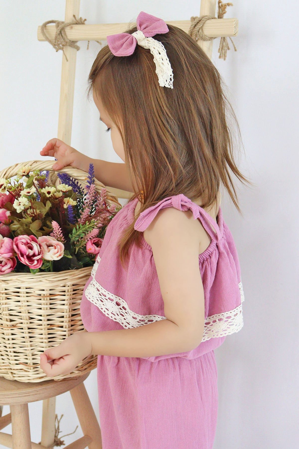 Parla Kids Overall Lila Jumpsuit mit Spitzendetails, schmalen Trägern und Haarspange