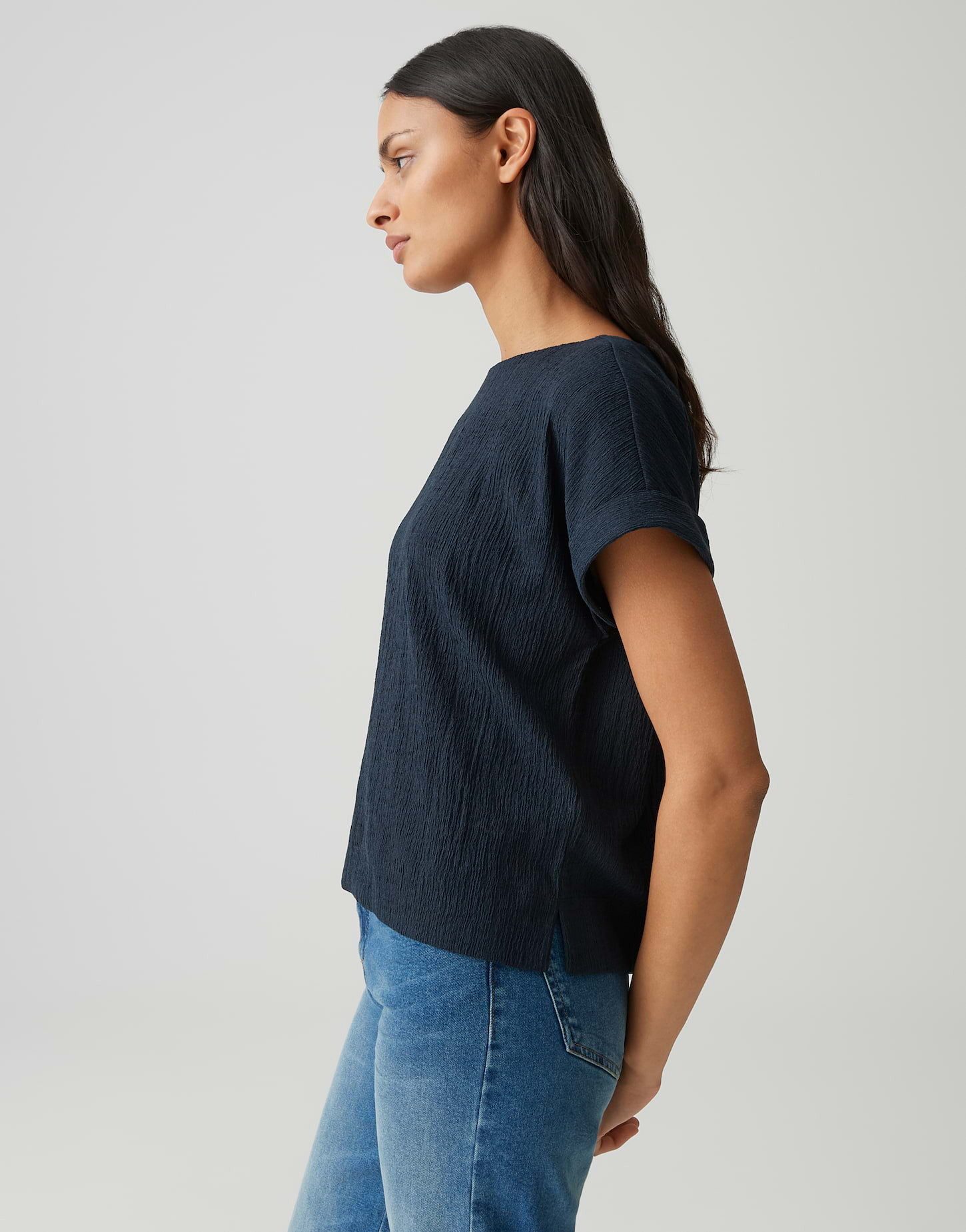 OPUS Kurzarmshirt Sikuro aus weichem Jersey mit Crinkle Effekt Der Aufschlag am Ärmel sorgt für eine entspannte Note – Bild 5 von 5