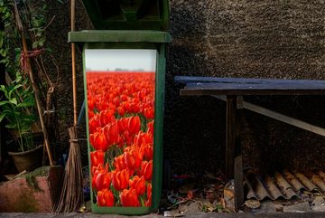 MuchoWow Wandsticker Ein großes Feld mit nur roten Tulpen (1 St), Mülleimer-aufkleber, Mülltonne, Sticker, Container, Abfalbehälter