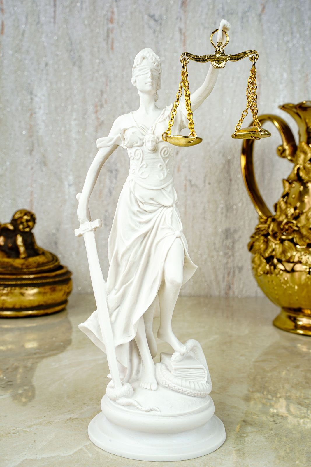Kremers Schatzkiste Dekofigur Alabaster Justitia Göttin Figur Skulptur runder Sockel BGB Recht Gerechtigkeit 21 cm weiß gold