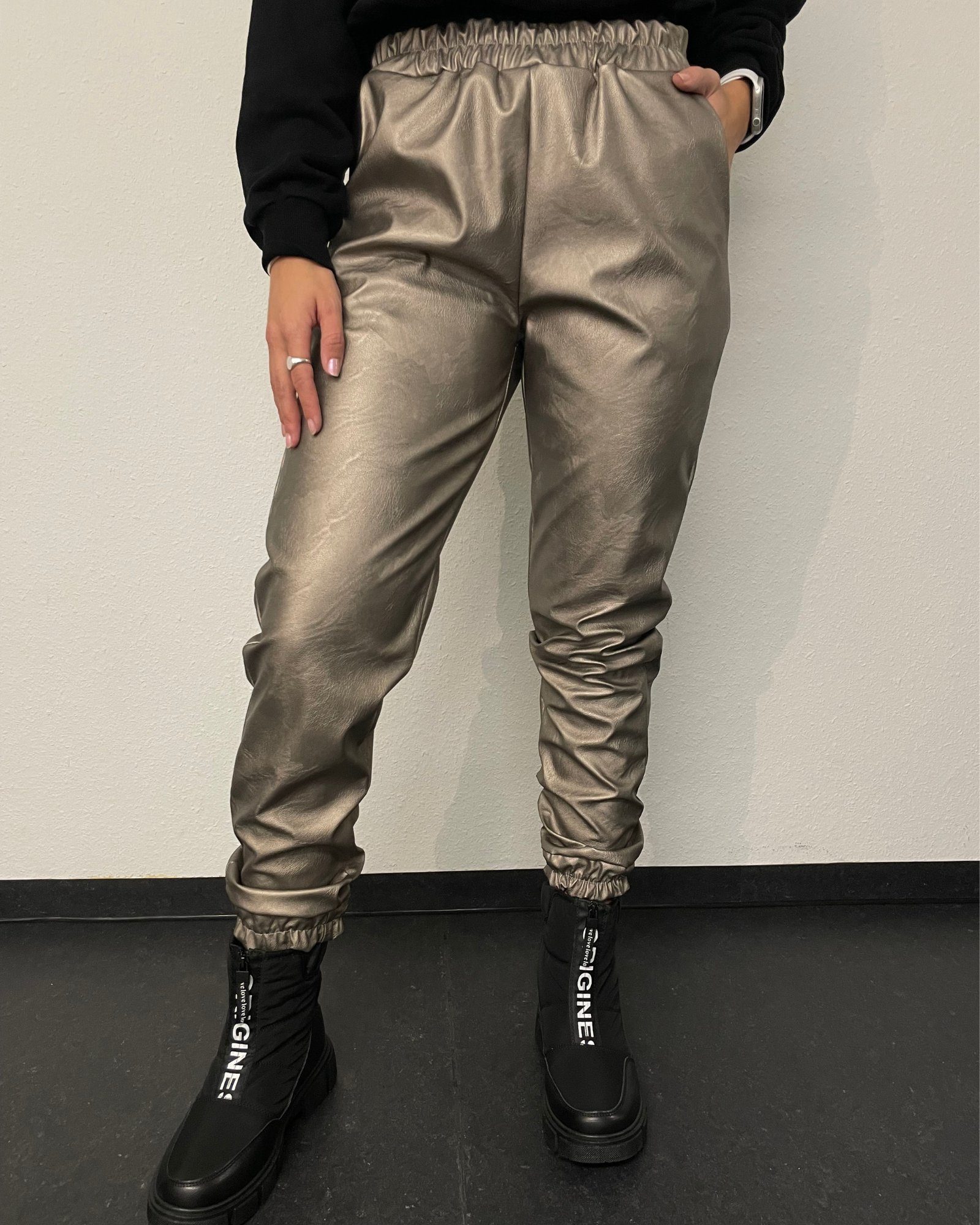 ITALY VIBES Lederimitathose - SABRINA - Joggpant - metallic Look - ONE SIZE passt hier Gr. XS - L