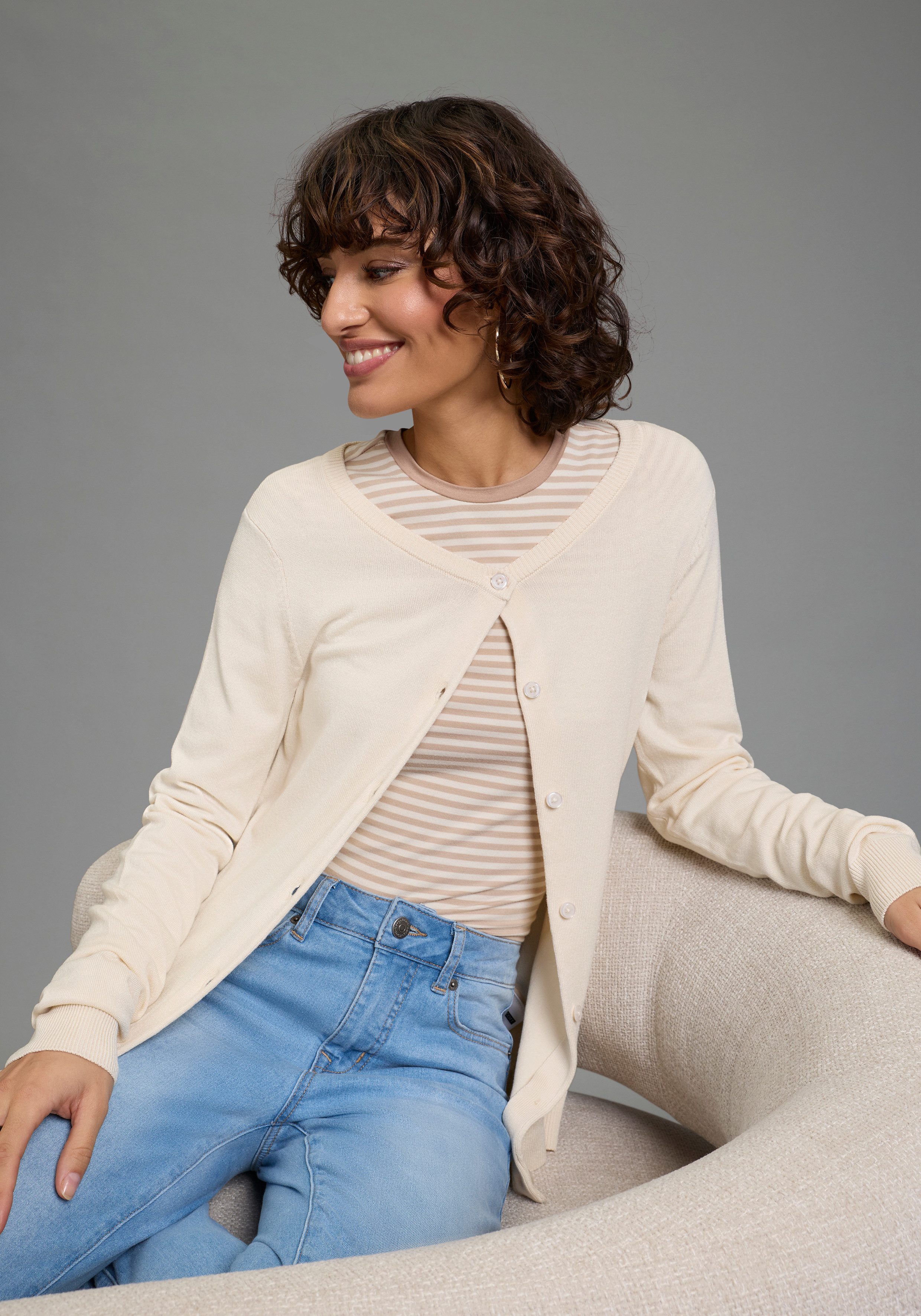 Laura Scott Strickjacke Feinstrick in Basic Fit mit Rundhals und Knopfleist günstig online kaufen