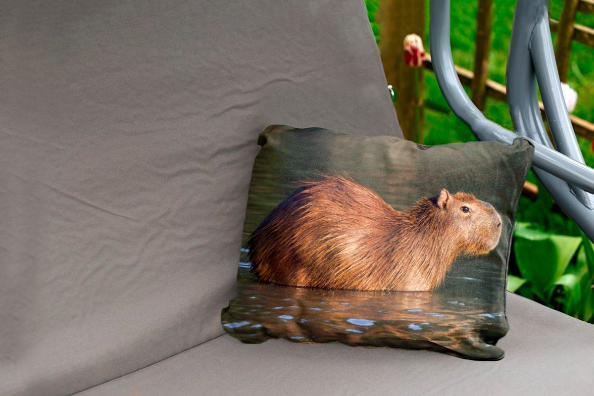 MuchoWow Dekokissen Ein Capybara Dekokissenbezug, Outdoor-Dekorationskissen, Polyester, Wasser, Kissenhülle steht im