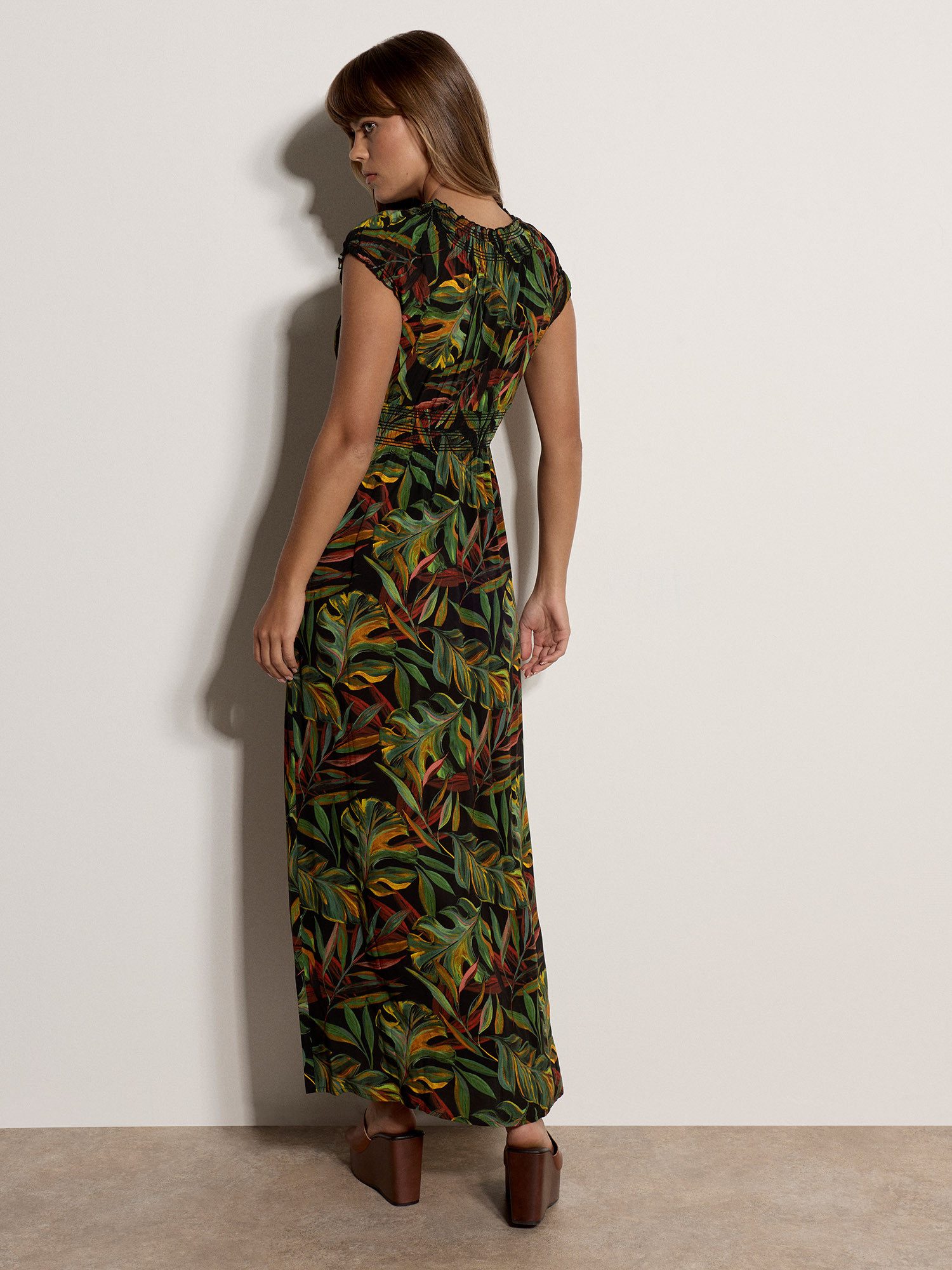 Apricot Maxikleid Smockkleid mit tropischem Blattmuster in weicher Ware