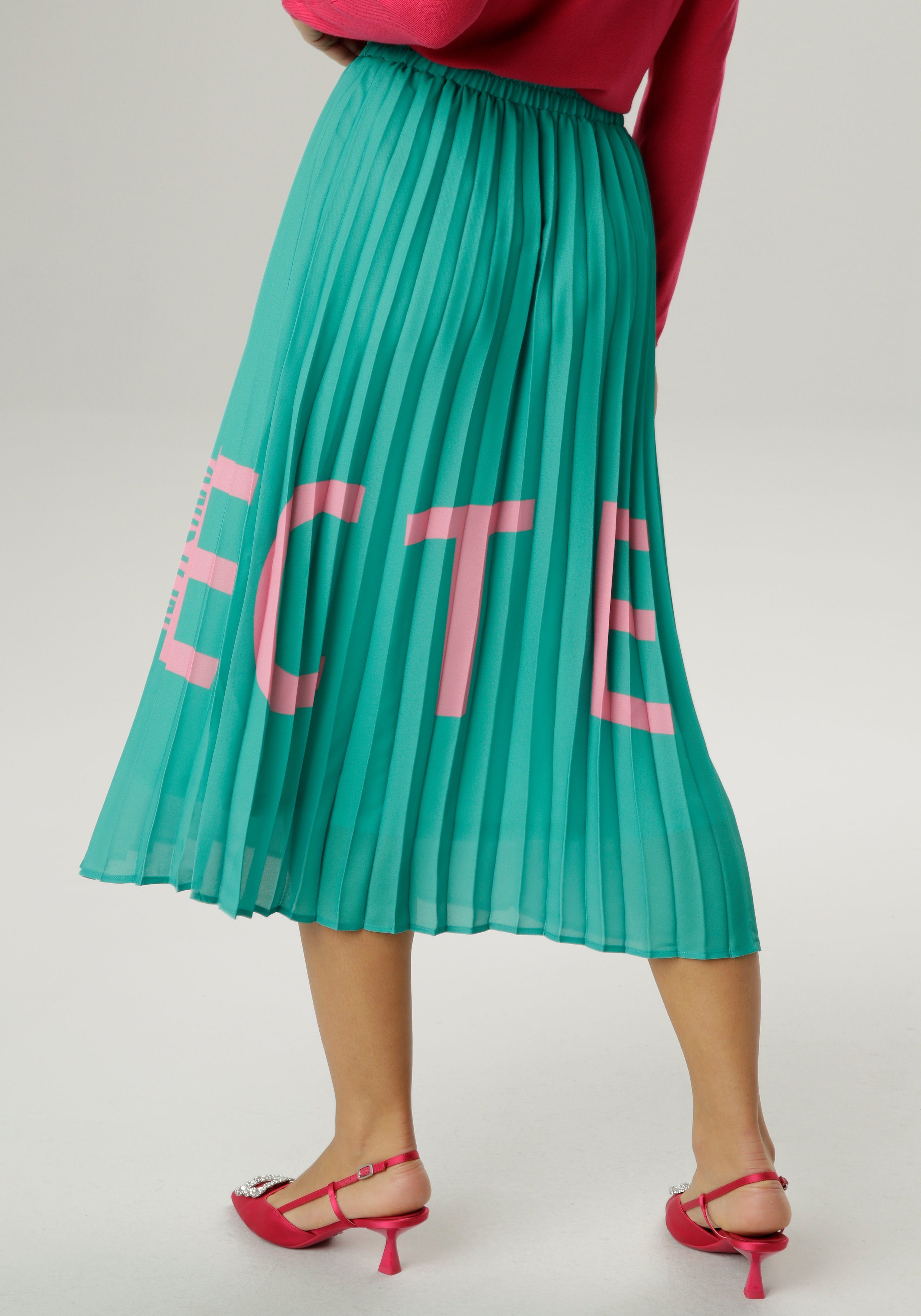 Aniston Knallfarbe in mit Plisseerock SELECTED Markenschriftzug grün-pink