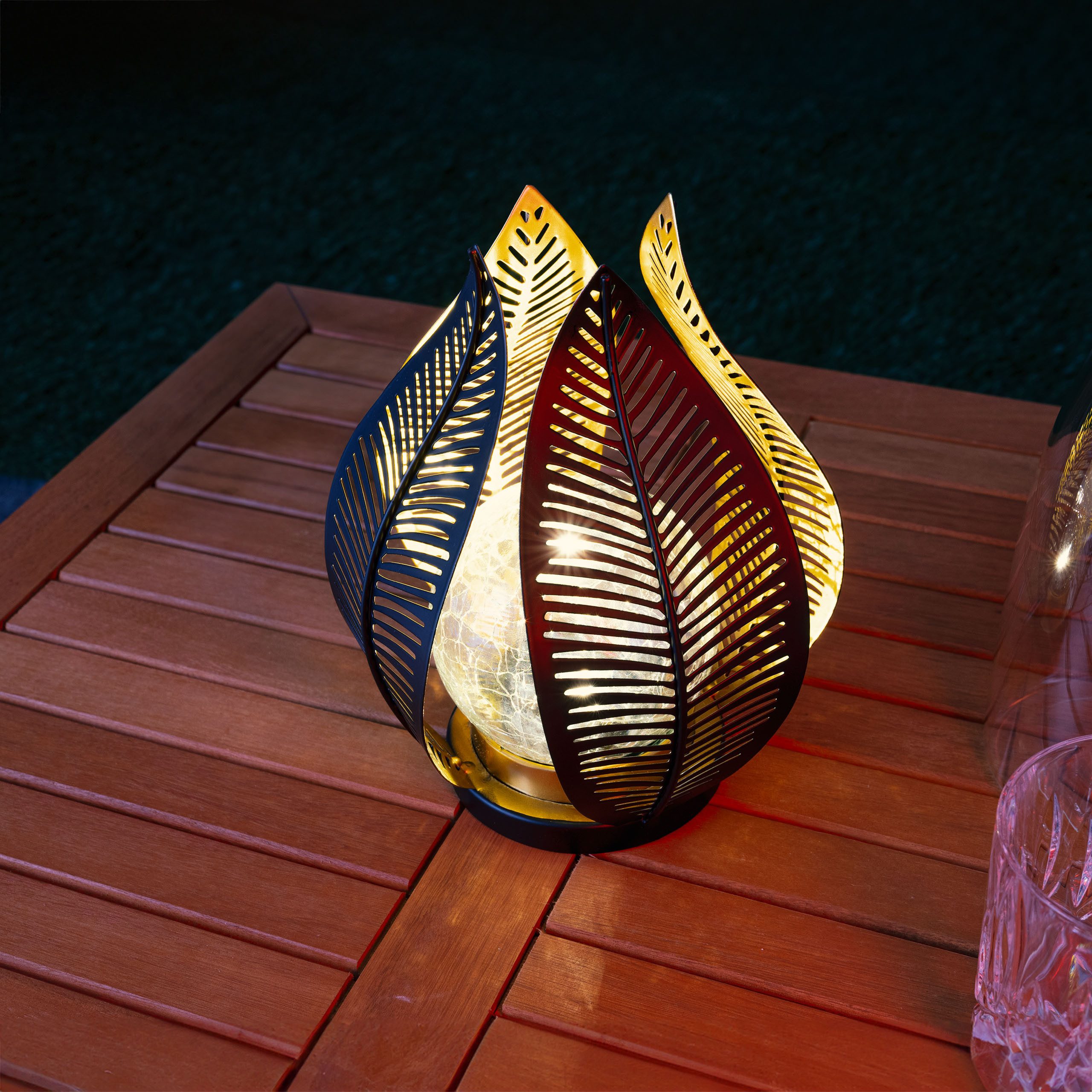 IC Gardenworld LED Solarleuchte LED Solar Blüte mit Bruchglaskugel und Blütenblätter aus Metall, LED fest integriert, warm-weiß, moderne Deko-Solarleuchte für Garten, Terrasse, Balkon