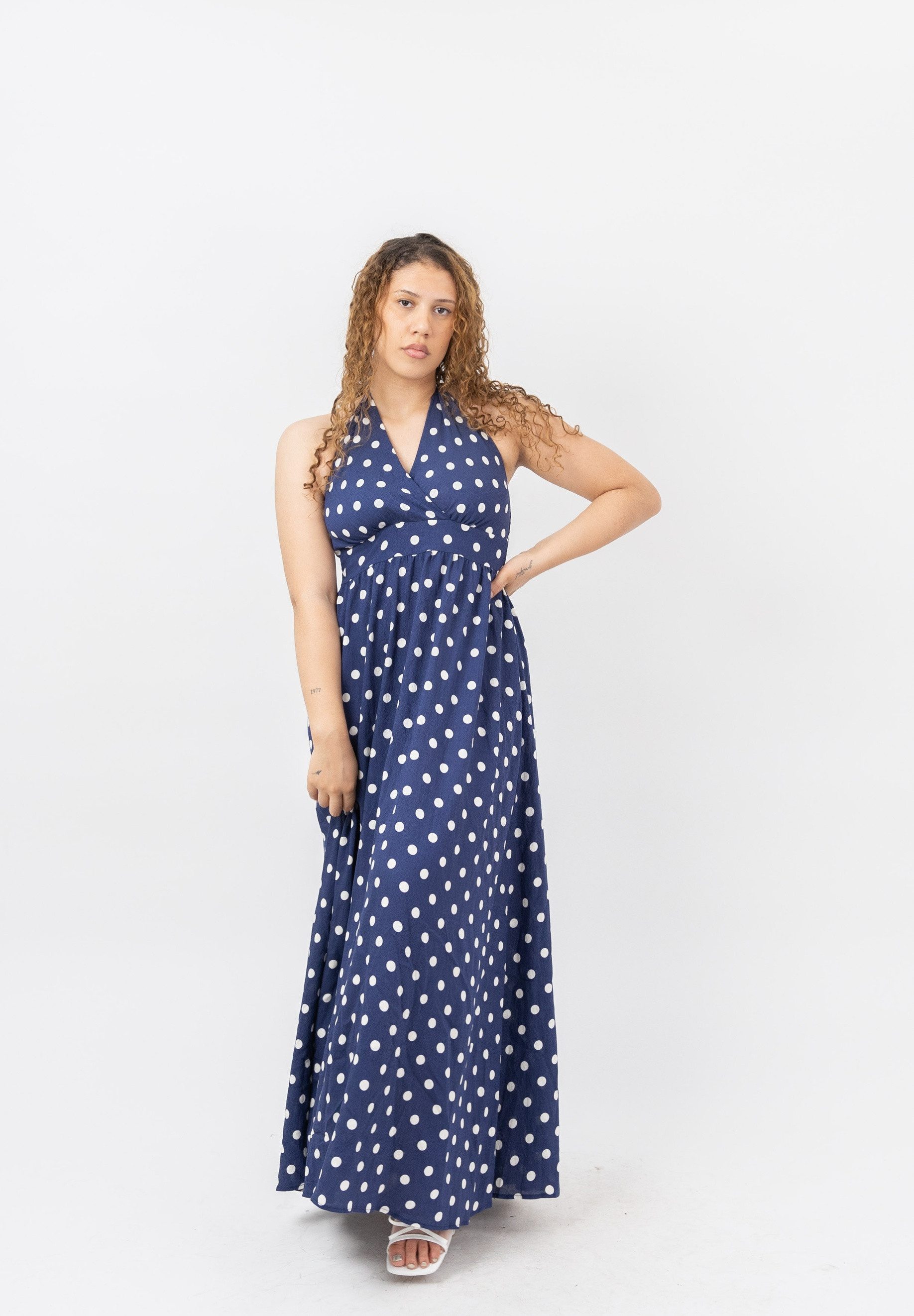 Elara Maxikleid — Damen Sommerkleid mit Punkten, Neckholder und elastischem Rücken