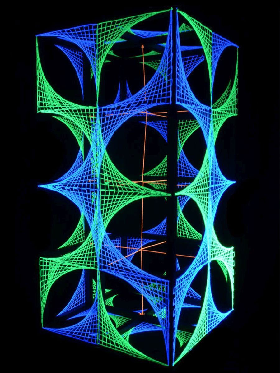 PSYWORK Dekoobjekt Schwarzlicht 3D StringArt Cube", Rechteck Schwarzlicht UV-aktiv, Fadendeko leuchtet 1,05m, "Slanted unter