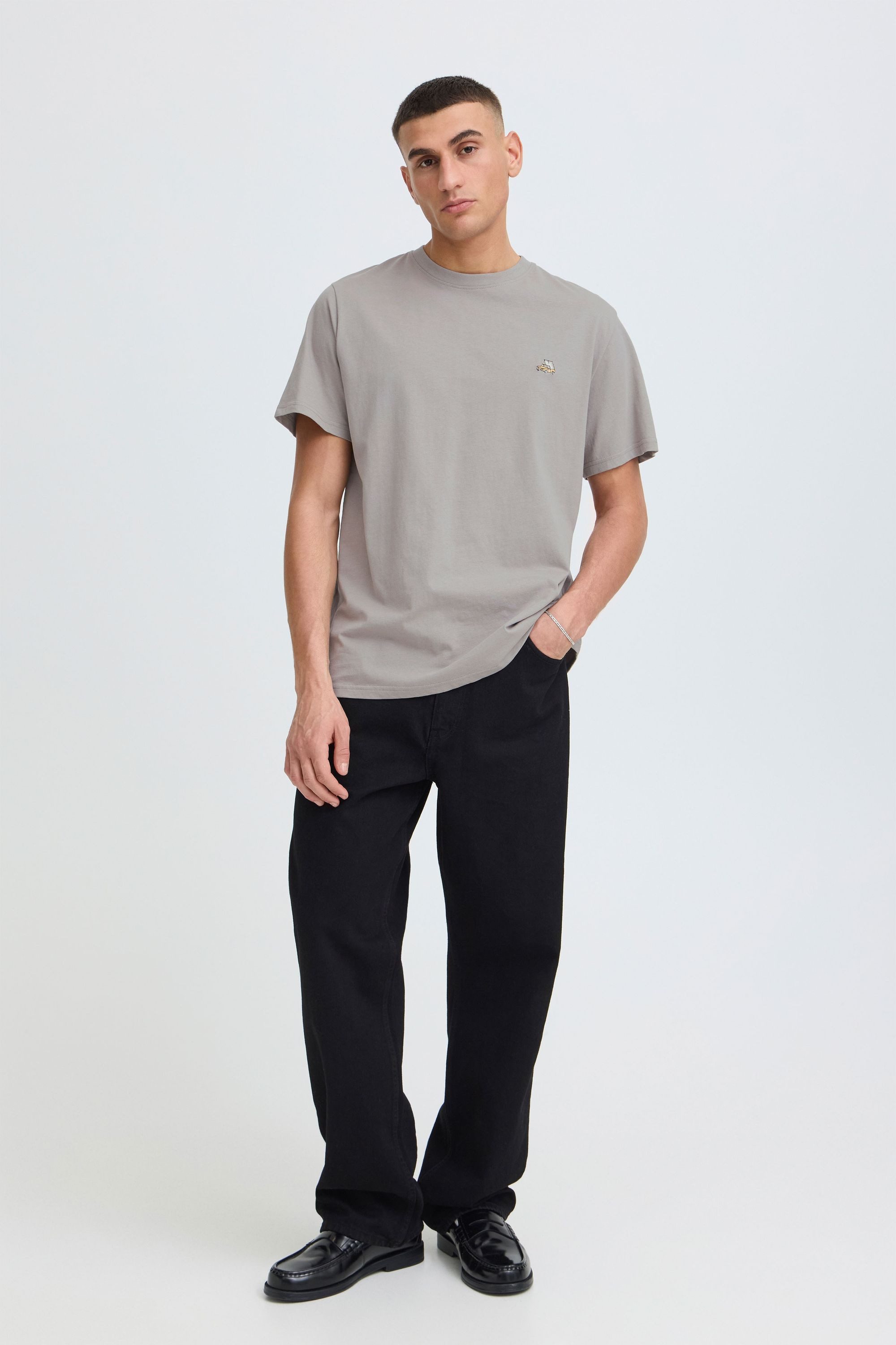 !Solid Rundhalsshirt SDUwe Klassisches T-Shirt mit kleiner Stickerei