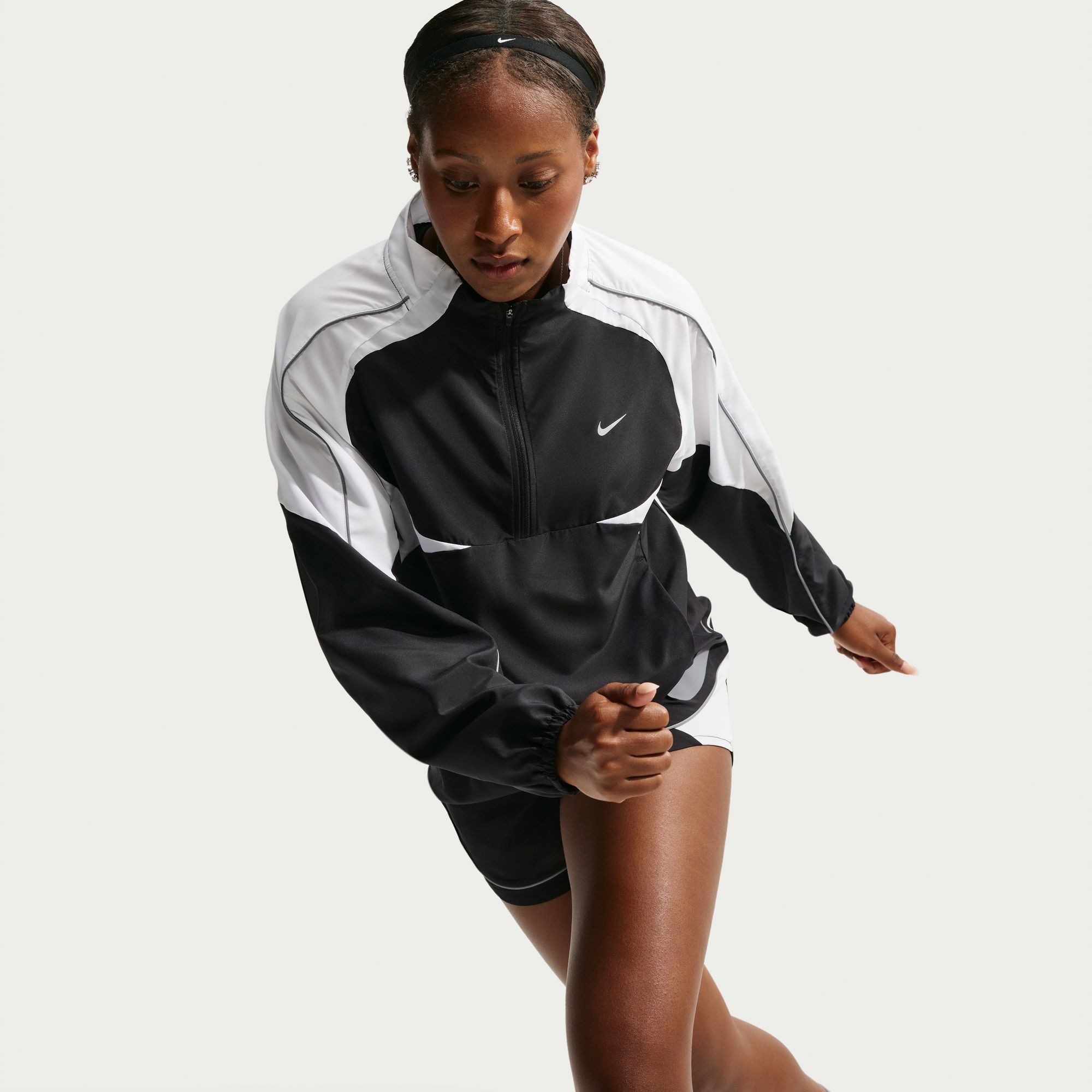Nike Laufjacke W NK TEMPO SWSH DF JKT wasserabweisend, windabweisend, mit Reißverschluss, Langarm-Design