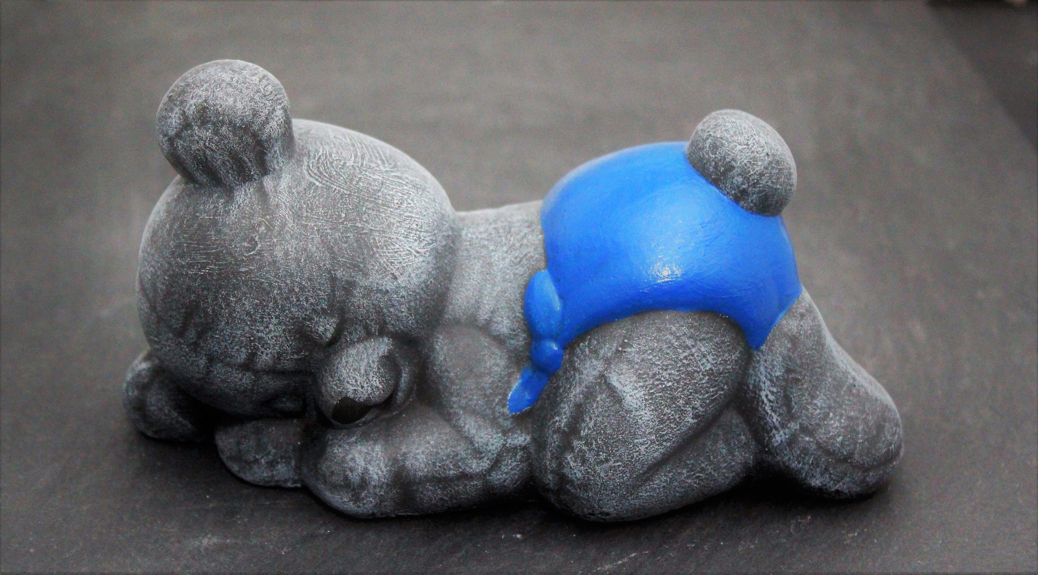 Tiefes Kunsthandwerk Dekofigur Dekofigur Teddybär schlafend - Ideal als Grabschmuck Kindergrab, frostsicher, winterfest, Made in Germany