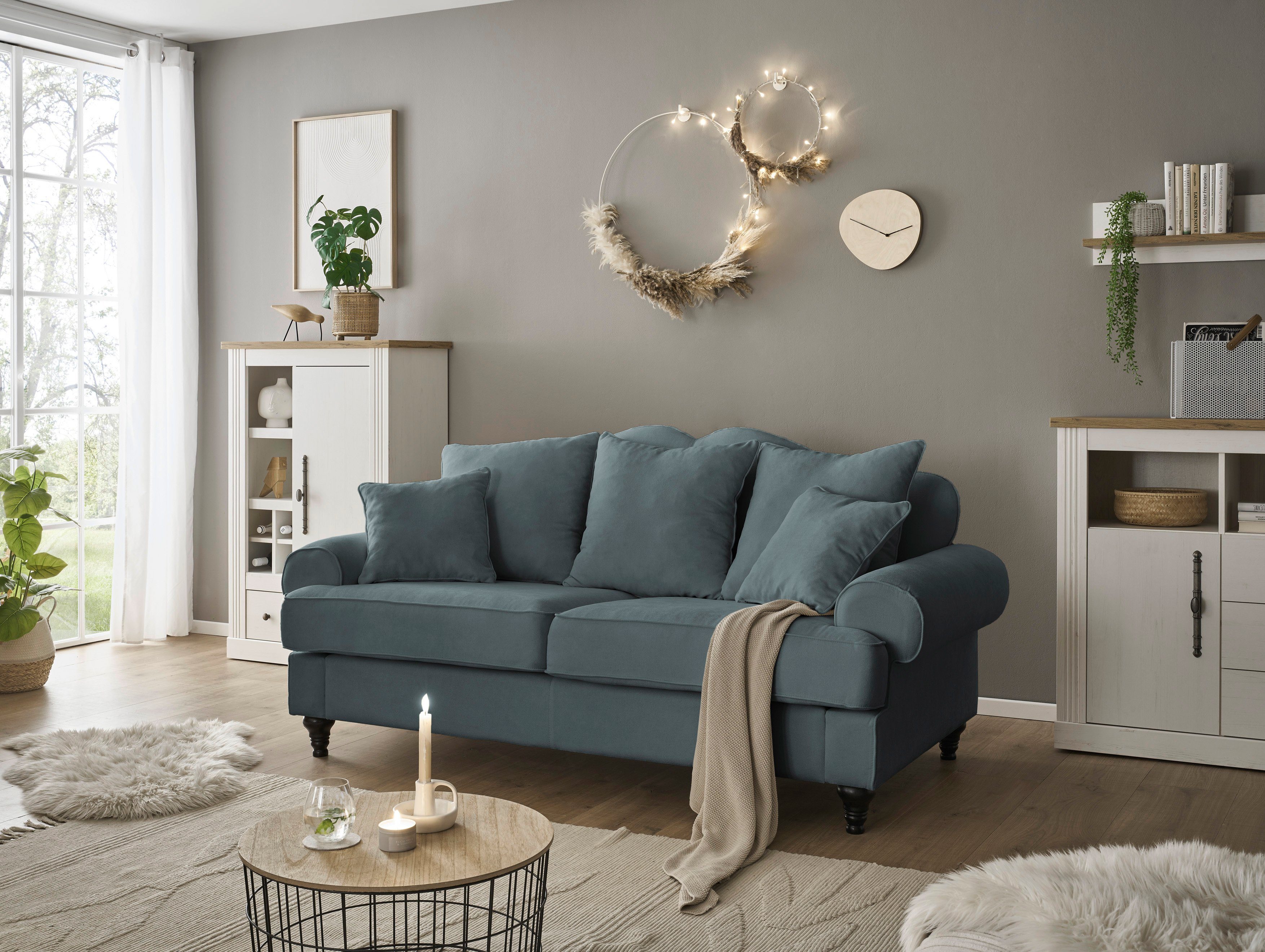 OTTO home 3-Sitzer Westminster, Sofa im Landhausstil, Couch mit Zierkissen, Federkern-Polsterung, gedrechselter Fuß, hochwertiger Microfaserbezug
