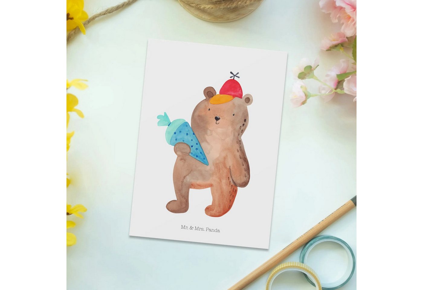 Thumbnail - Mr. & Mrs. Panda Postkarte Bär Schultüte - Weiß - Geschenk, Grundschule, Schulbeginn, Einladung, Glücksmomente teilen