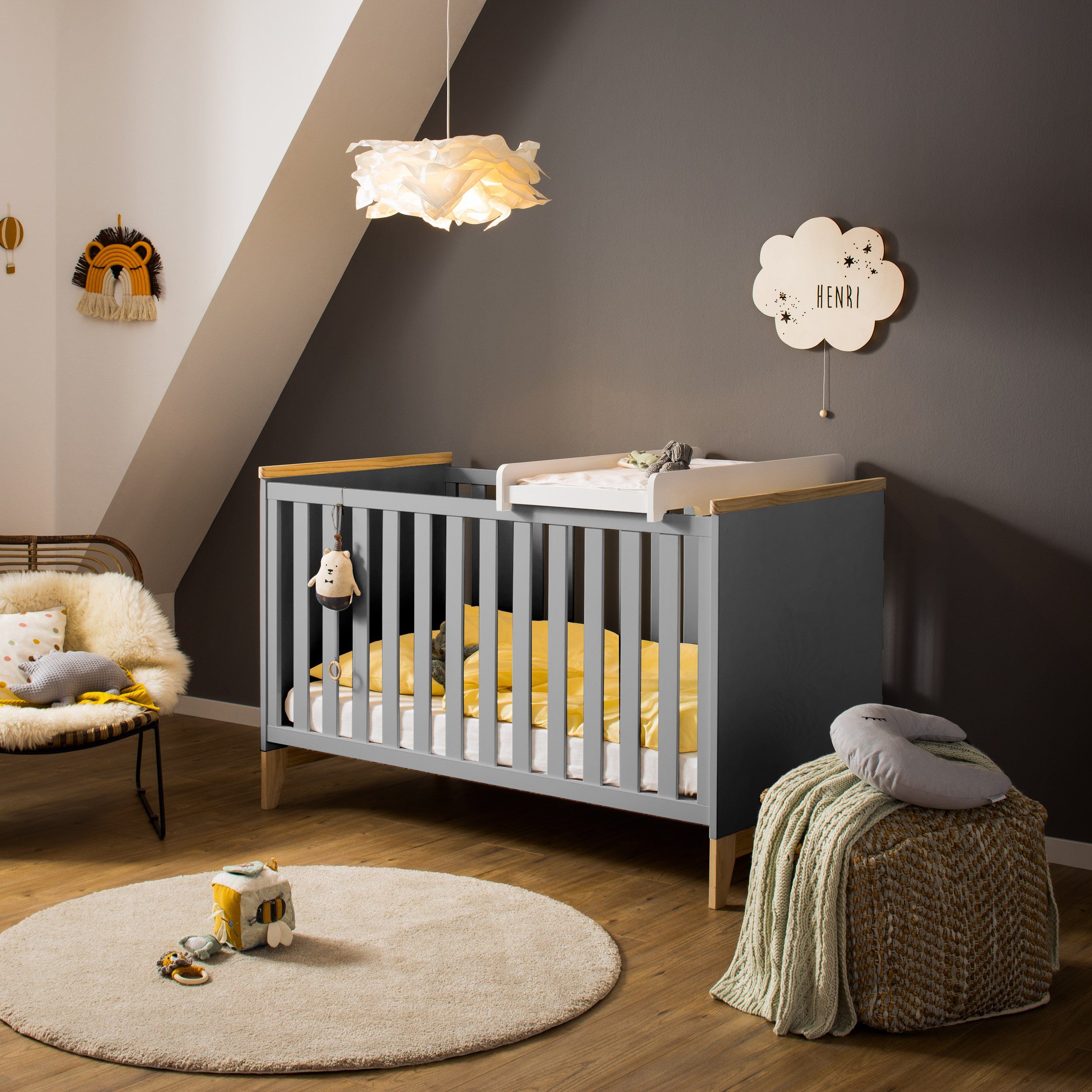 Puckdaddy GmbH Babybett Ida (140x70cm) in Grau, mit herausnehmbaren Sprossen, grau und natur