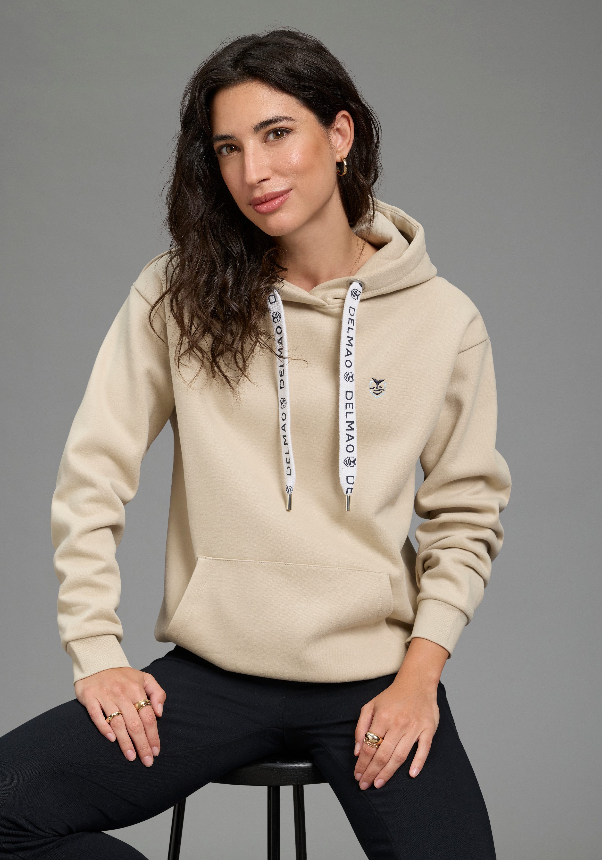 DELMAO Kapuzensweatshirt Weiche Baumwollmischung mit Kängurutasche und bedruckter Kordel – Bild 3 von 5