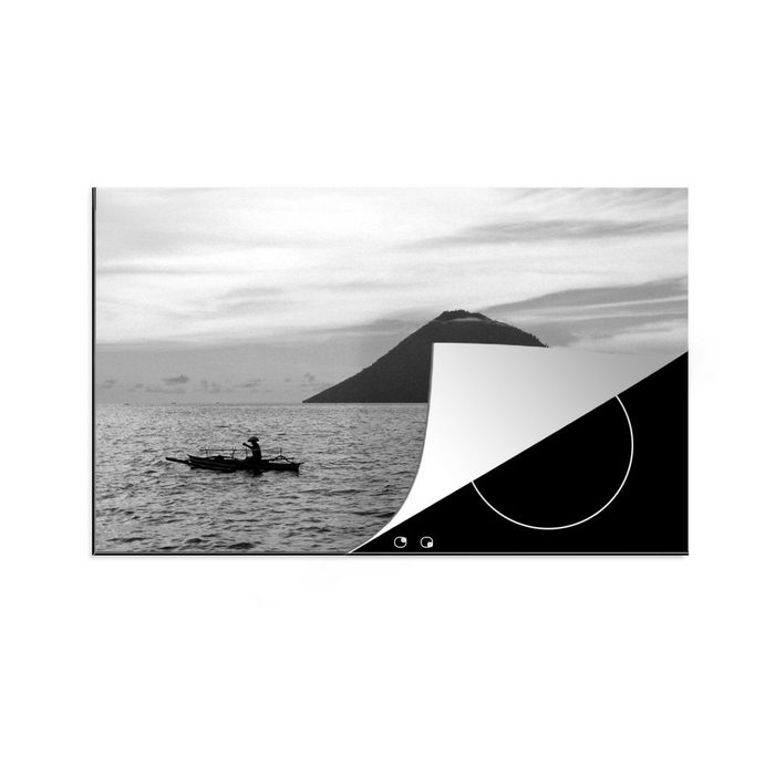 MuchoWow Herdblende-/Abdeckplatte Boot für die Insel Manado Tua im Bunaken National Park - schwarz-weiß Vinyl (1 tlg) Ceranfeldabdeckung für die küche Induktionsmatte