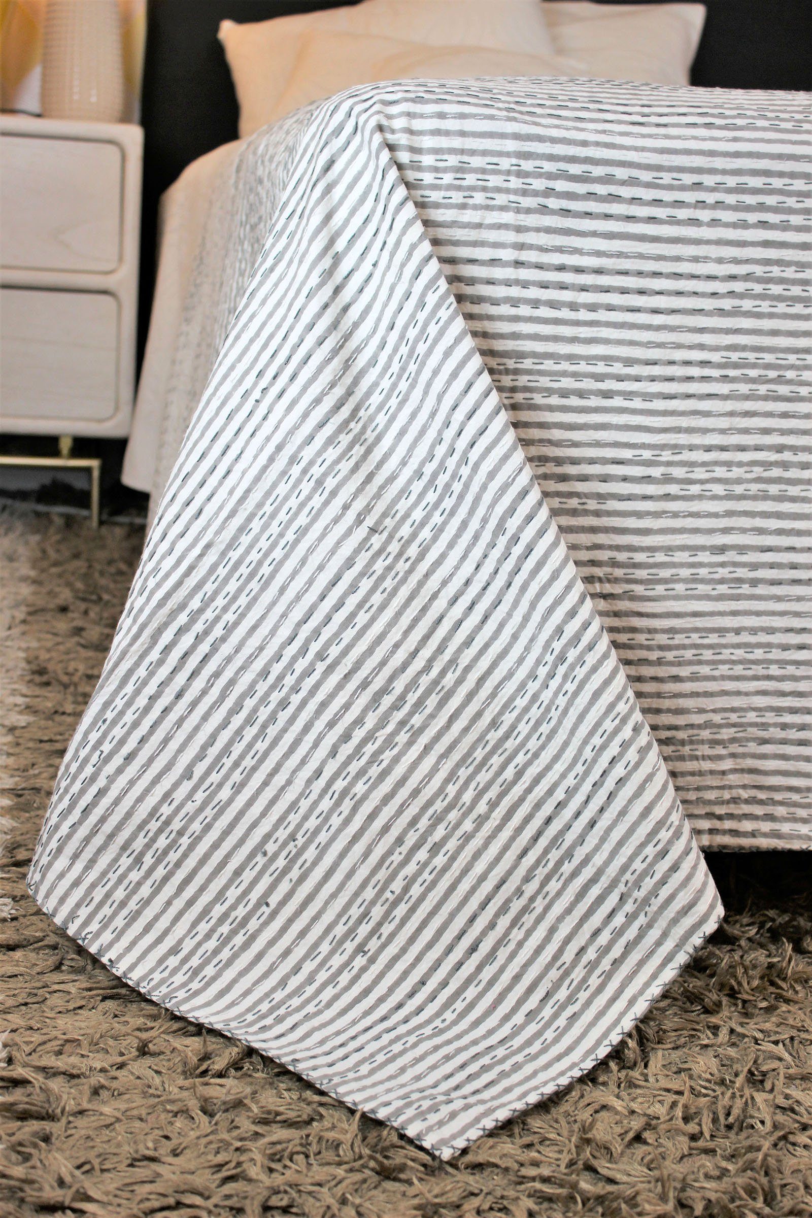 Indradanush Tagesdecke Tagesdecke Bettüberwurf Blockprint grau weiß gestreift, auch als Tischdecke, extra groß 170 x 270 cm