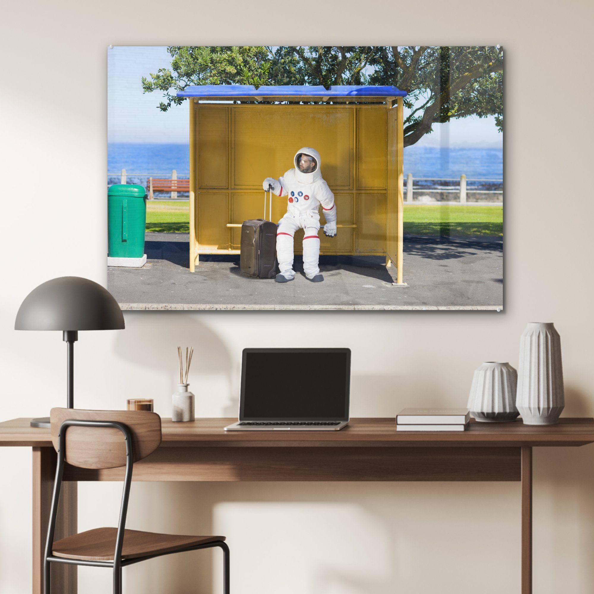 Komischer Acrylglasbild & einem Wohnzimmer Acrylglasbilder Schlafzimmer (1 in MuchoWow Astronaut St), Buswartehäuschen,