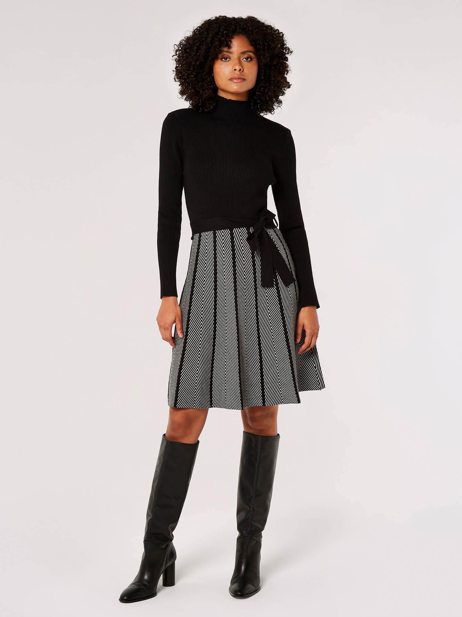 Apricot Strickkleid Minikleid (1-tlg) mit Rock mit Chevron Muster günstig online kaufen