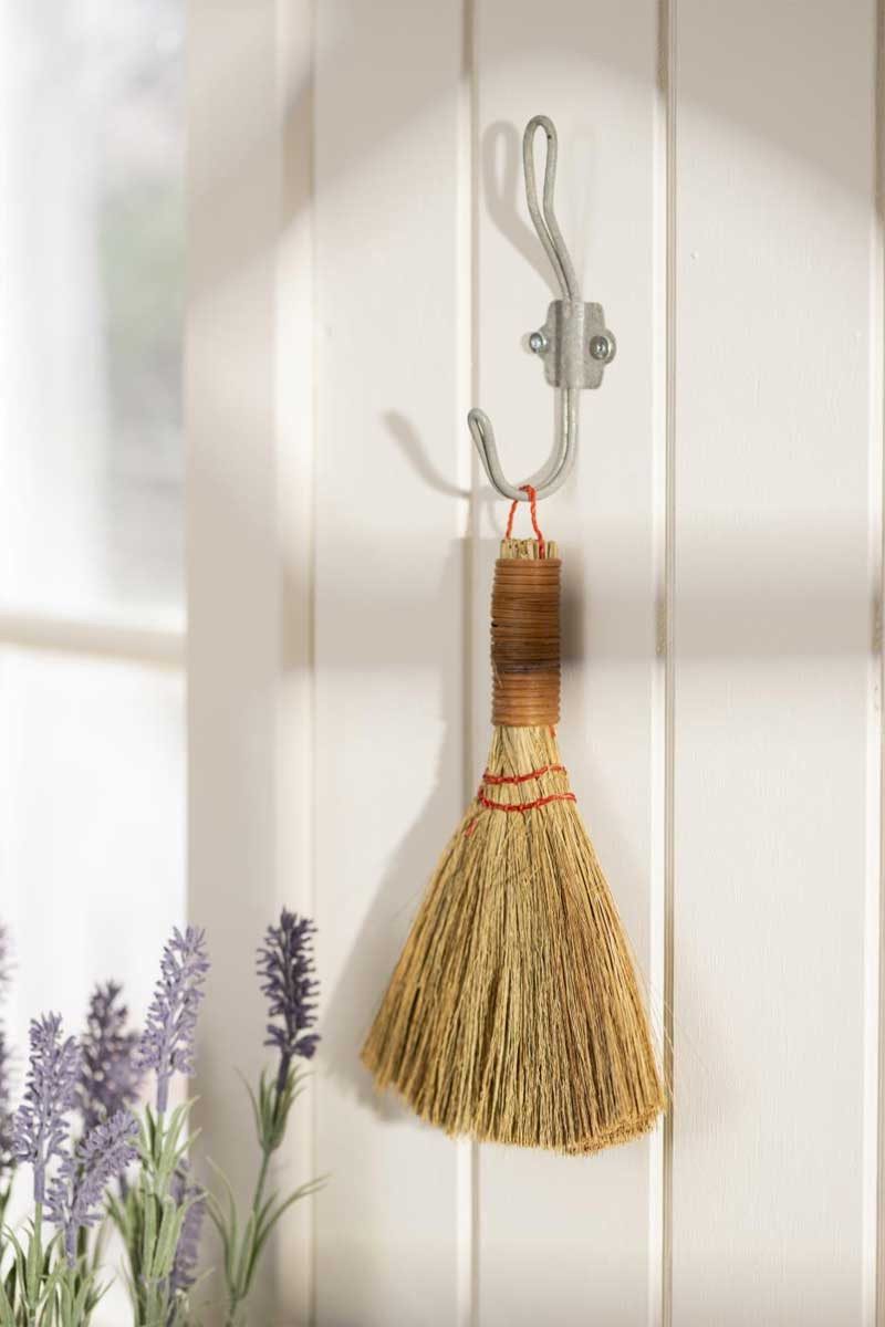 LS-LebenStil Staubbesen IB Laursen Vintage Handfeger Kehrbesen 20cm Naturstroh Tischbesen (1-St., Tischfeger Natur Seegras Jute zum Aufhängen Reisbesen Strohfeger), Kleiner Hexenbesen mit Stiel Feger Kehrwisch-Besen Handkehrbesen