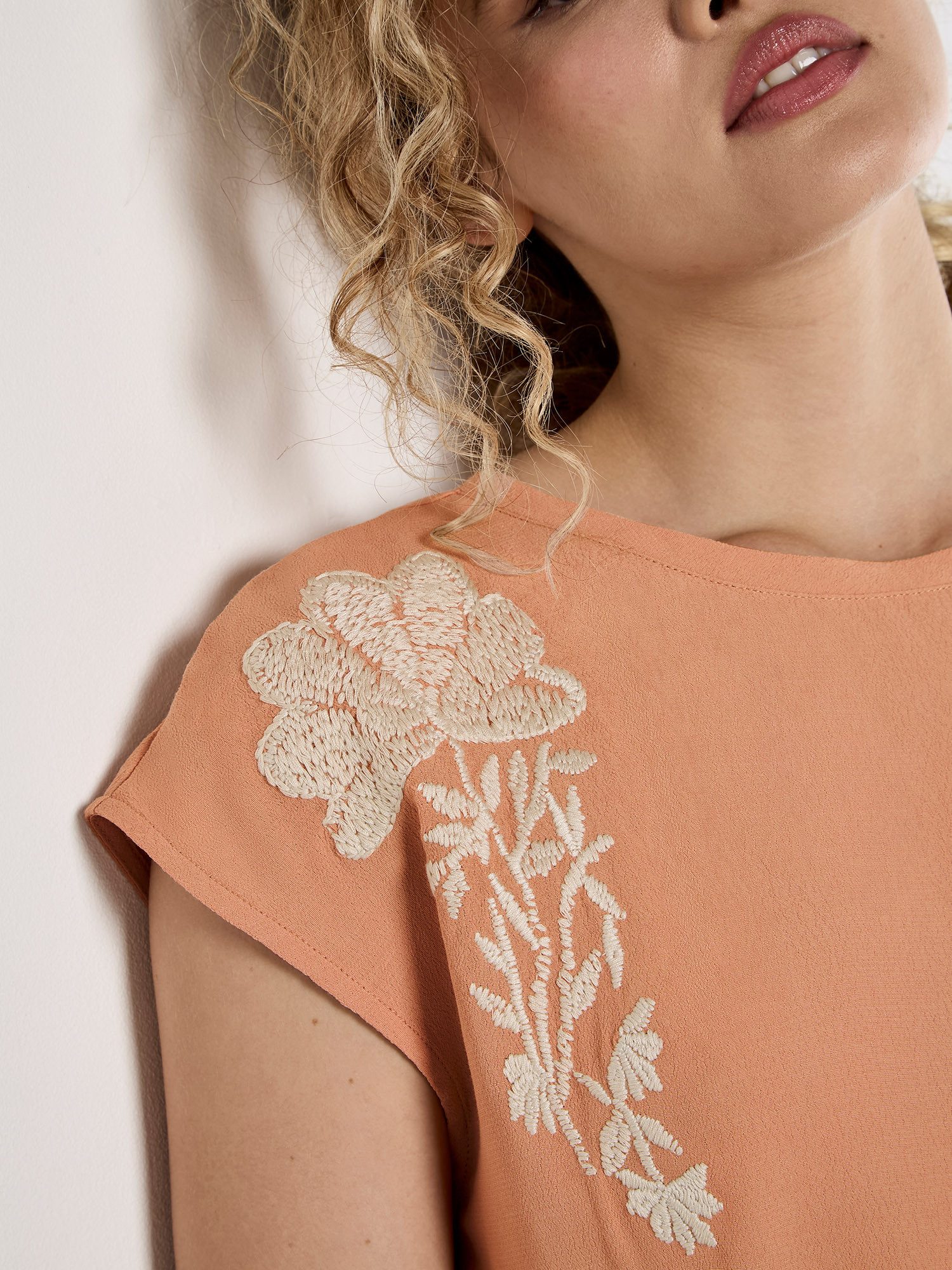 Apricot T-Shirt Modisches Shirt mit Stickerei