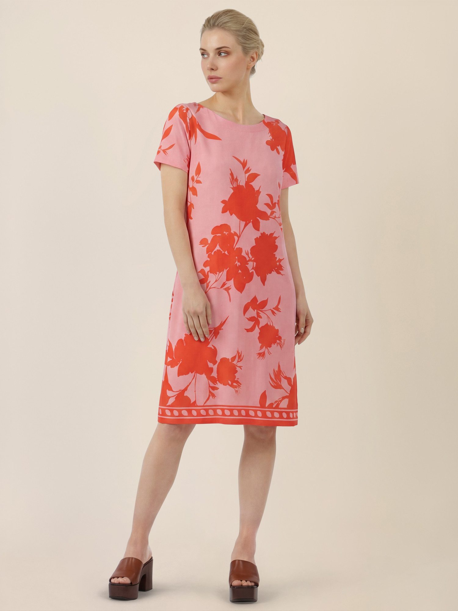 Apart Jerseykleid mit floralen Kontrasten