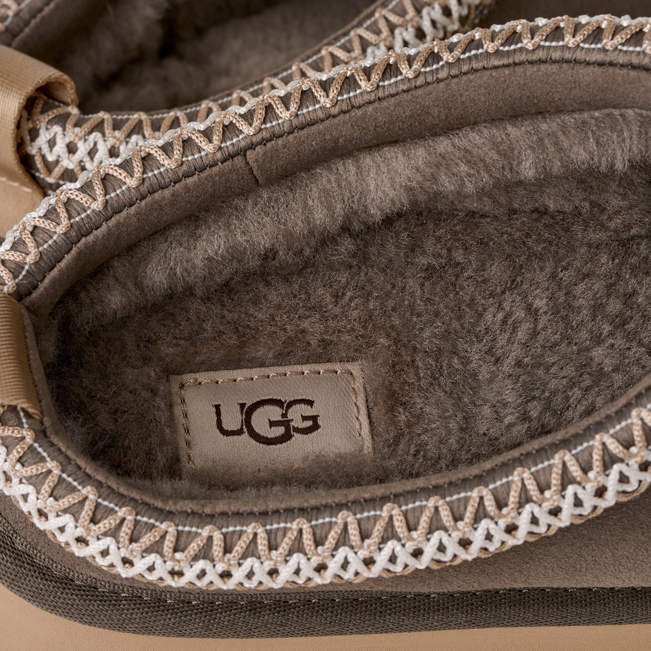 UGG TAZZ Hausschuh Clogs, Homeslippers, Pantoffel mit Textilband im Boho-Look