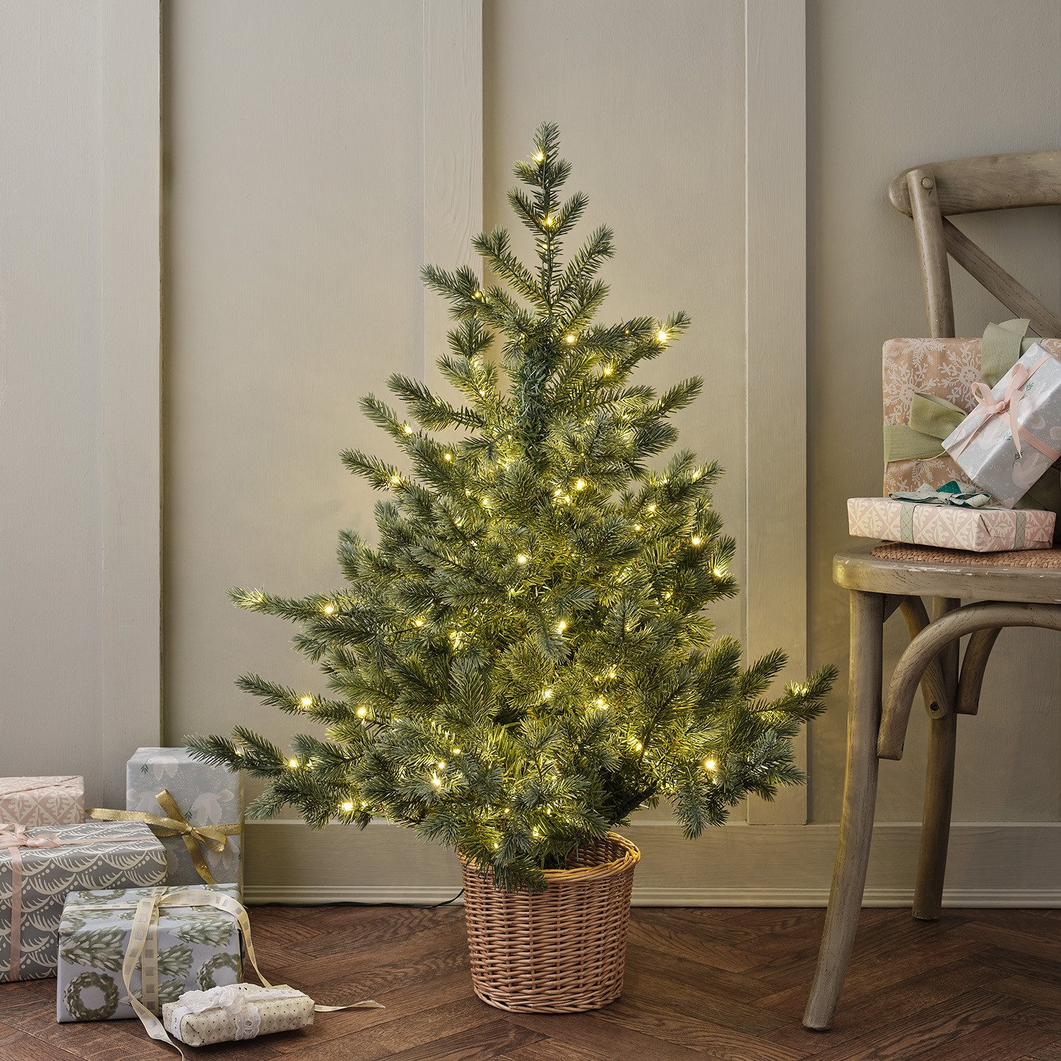 Lights4fun Künstlicher Weihnachtsbaum 90cm Bicolor Micro LED Weihnachtsbaum im Rattan-Korb, für Innenbereich & überdachten Außenbereich