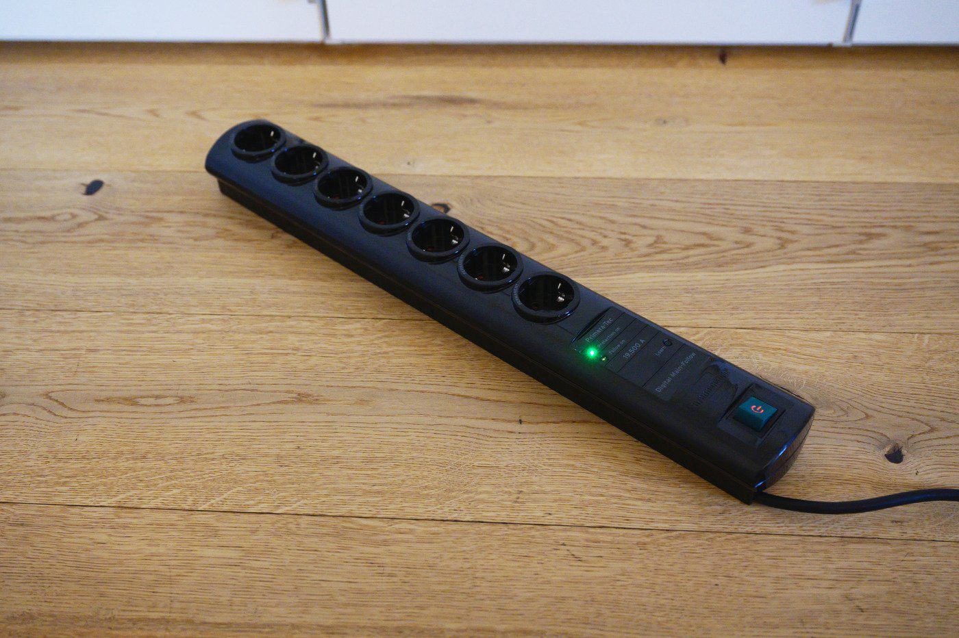 Brennenstuhl Primera-Tec Steckdosenleiste 7-fach (Ein- / Ausschalter, Überspannungsschutz, Kabellänge 2 m), mit Überspannungsschutz 19.500A, Schalter, Main Follow Funktion