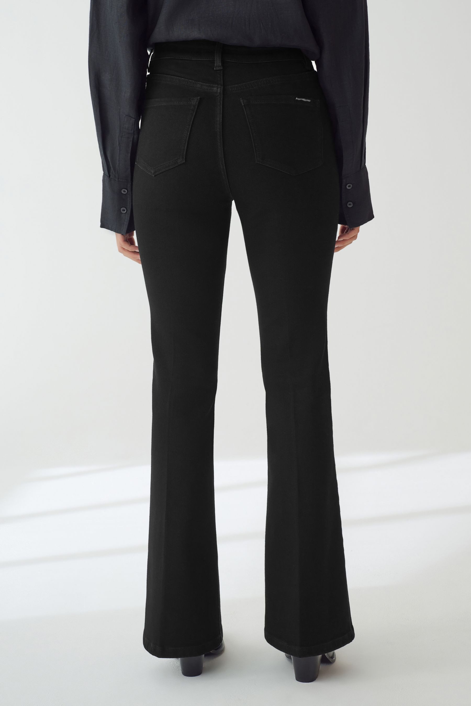 Next Schlagjeans Superweiche Sanduhr-Jeans mit Schlag, Kurzgröße (1-tlg) günstig online kaufen