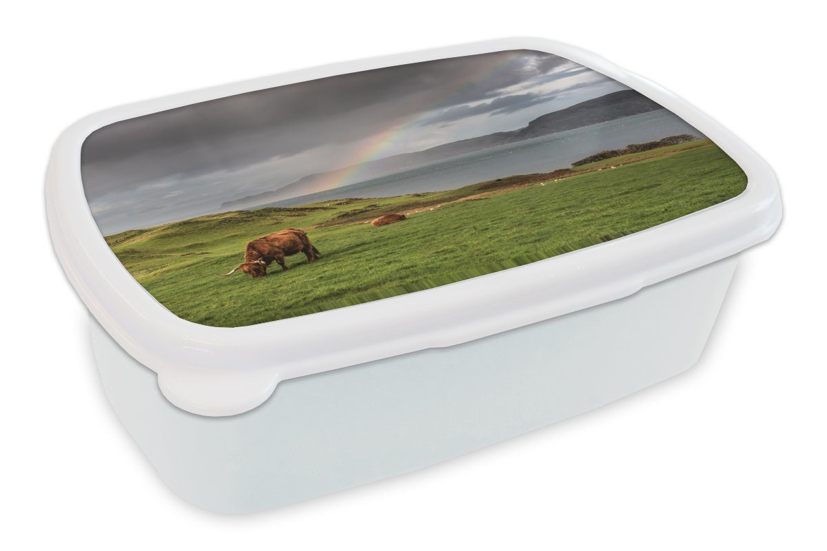 MuchoWow Lunchbox Schottische Highlander - Gras - Wolken, Kunststoff, (2-tlg), Brotbox für Kinder und Erwachsene, Brotdose, für Jungs und Mädchen weiß