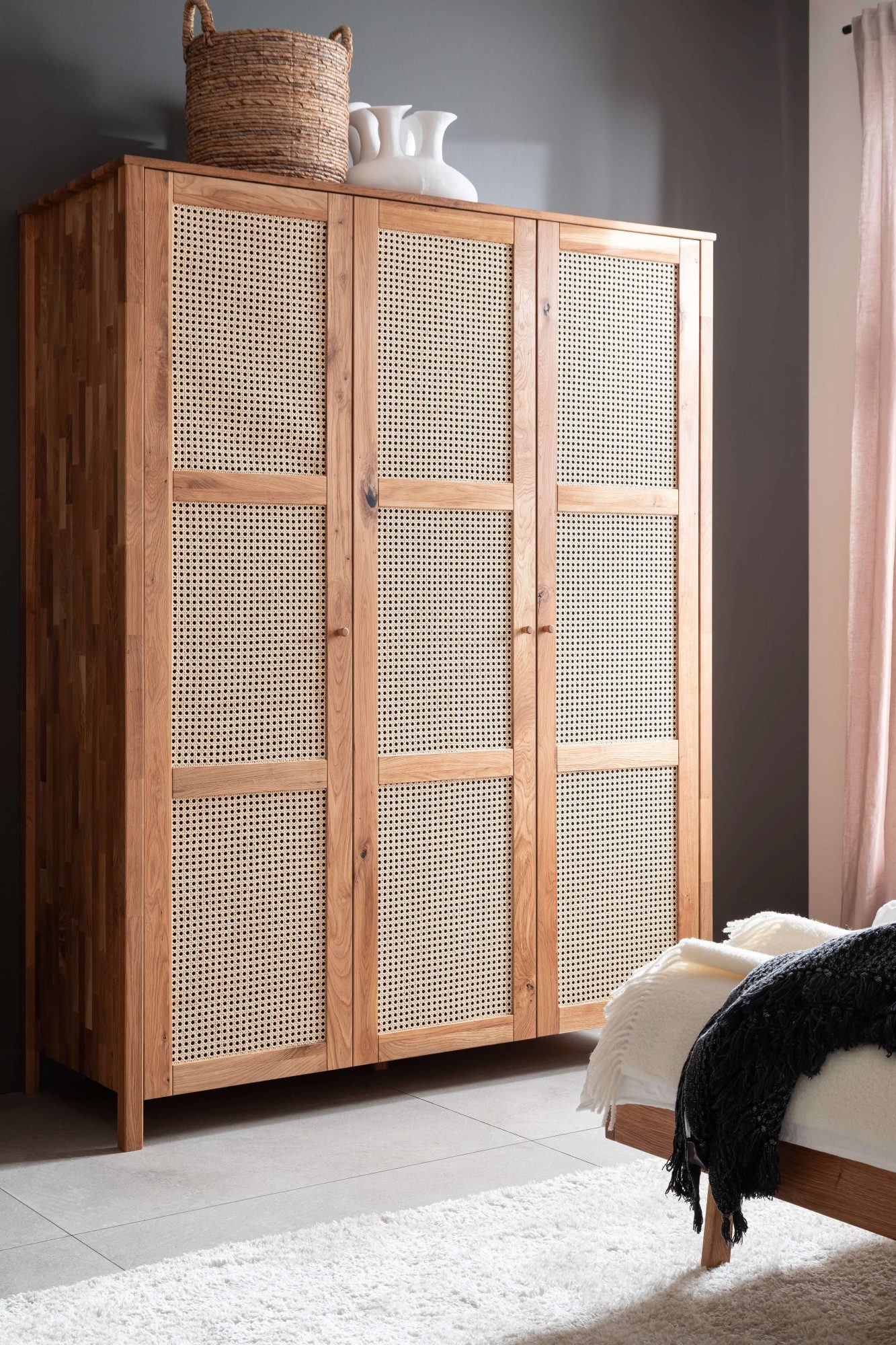 OTTO home Kleiderschrank Hällevik Eiche - aus FSC® Massivholz, Wiener Geflecht Soft-Close – skandinavisches Design