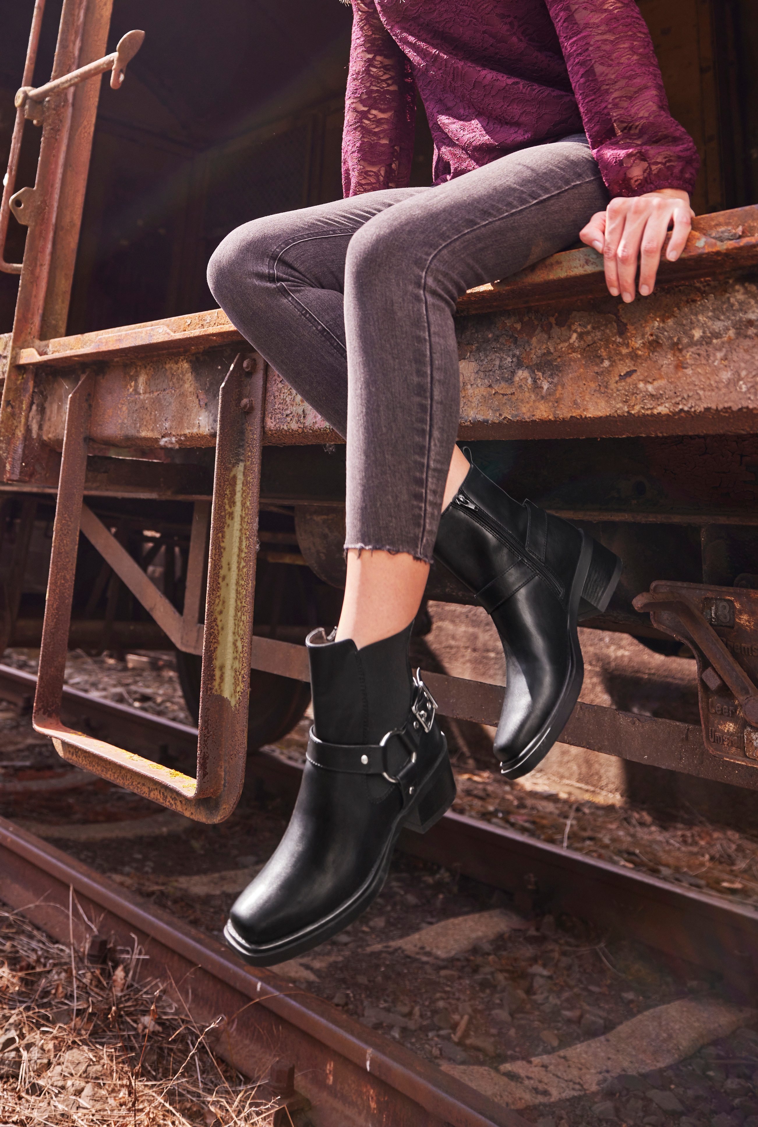 Aniston SHOES Westernstiefelette Cowboyboots, Blockabsatz, in schmaler Form